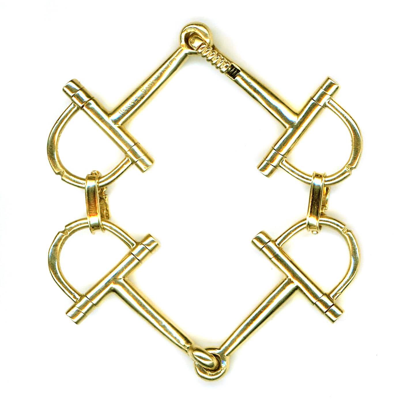 Ein fabelhaftes Armband von Hermes mit dem ikonischen Steigbügelmotiv aus 18 Karat Gelbgold. Das Armband hat ein Gewicht von 56,5 Gramm, misst 7 3/4