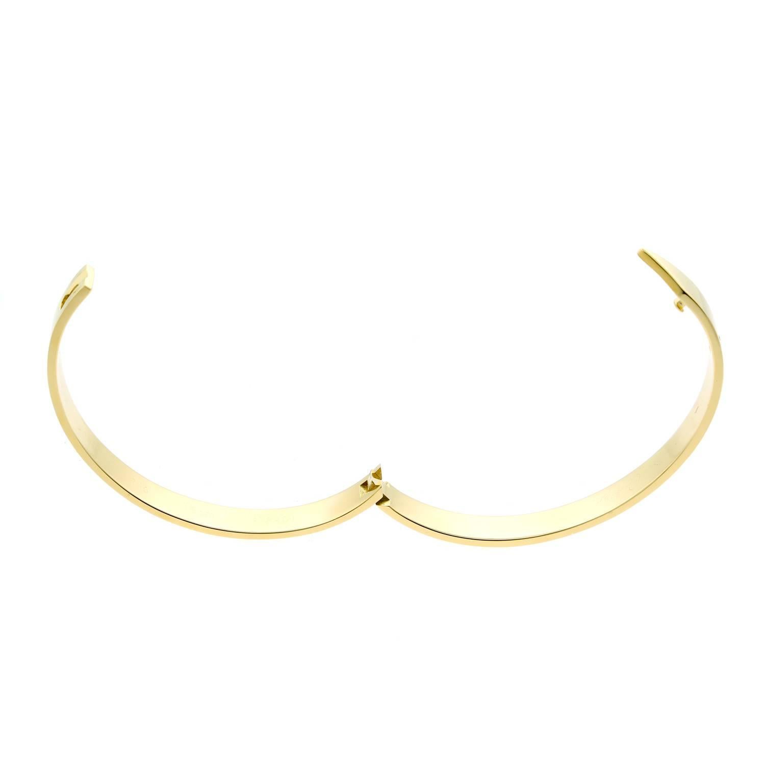 A chic authentic Cartier Anniversary bangle featuring a single .10ct Cartier round brilliant cut diamond set in 18k yellow gold.

Bracelet Size: 16cm
