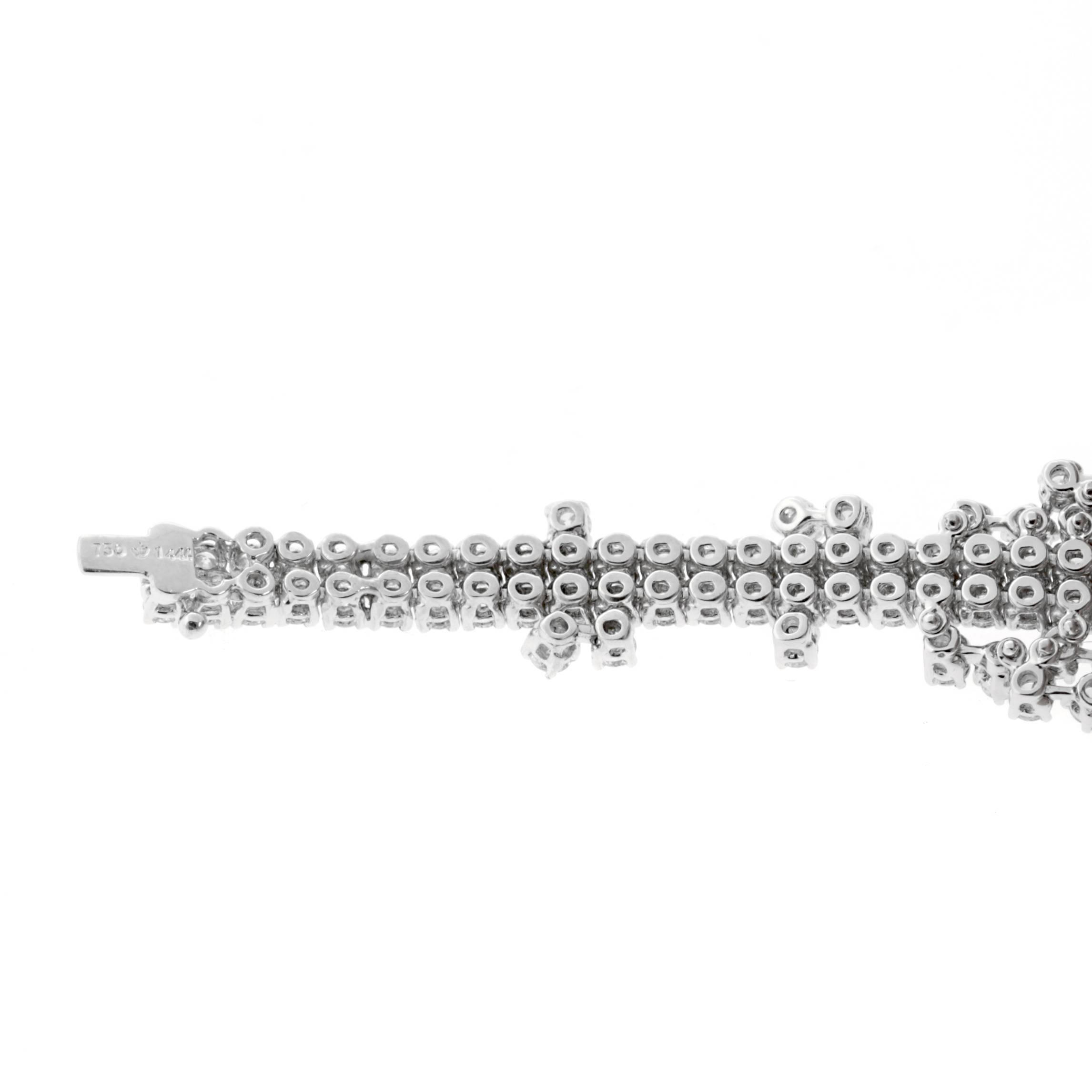 Petit bracelet tennis souple gradué en or blanc avec diamants pour femmes Excellent état - En vente à Feasterville, PA