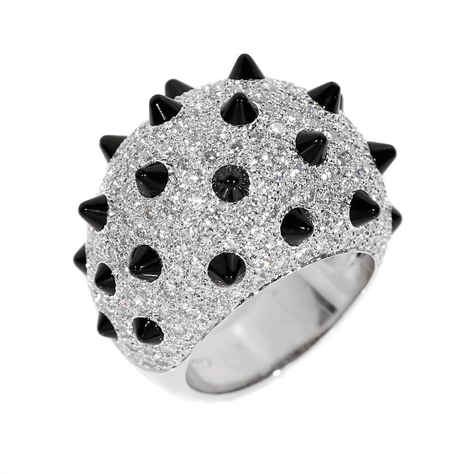Une fabuleuse et authentique bague de la collection Cartier Brilliante, composée de 3,66 carats de diamants ronds de taille brillant Cartier et de 2,43cts de clous d'onyx en or blanc 18 carats.

Taille 55 / US 6 1/2