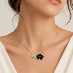 Collar «Caresse d'Orchidées» de Cartier con diamantes y ónix, en oro blanco de 18 quilates