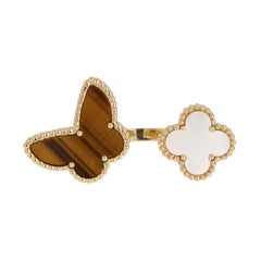 Anello “Lucky Alhambra” di Van Cleef & Arpels in oro giallo 18 carati, da indossare tra le dita