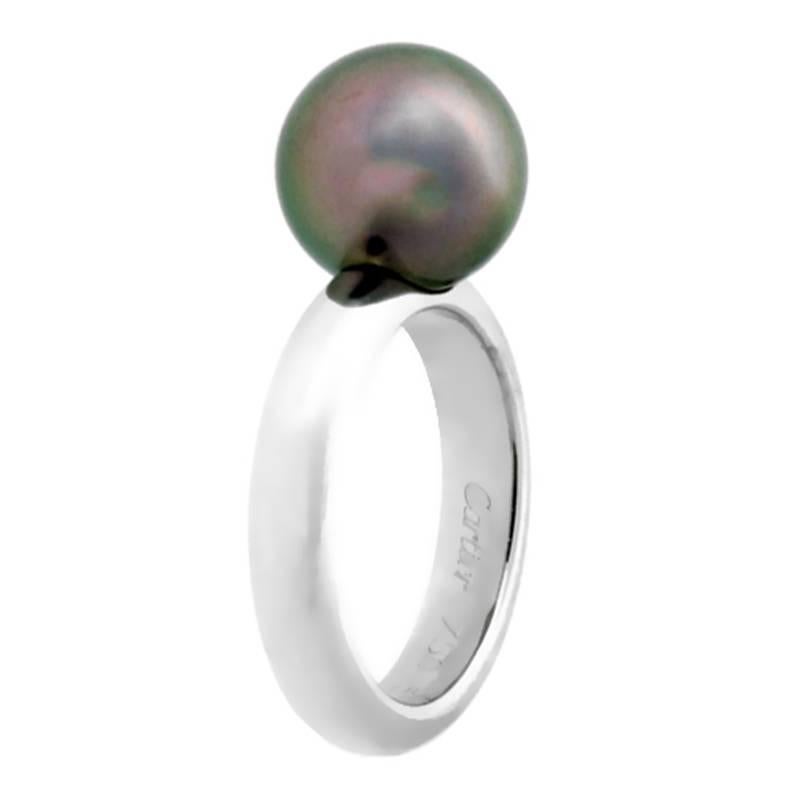 A chic authentic Cartier ring crafted in 18k white gold ring affixed with a 10mm Pearl at its crown.

Size: US 5 1/2 / EU 51 (Resizeable)
Dimensions: The band measures 4mm Wide (.15″ Inches)

Inventory ID: 0000139