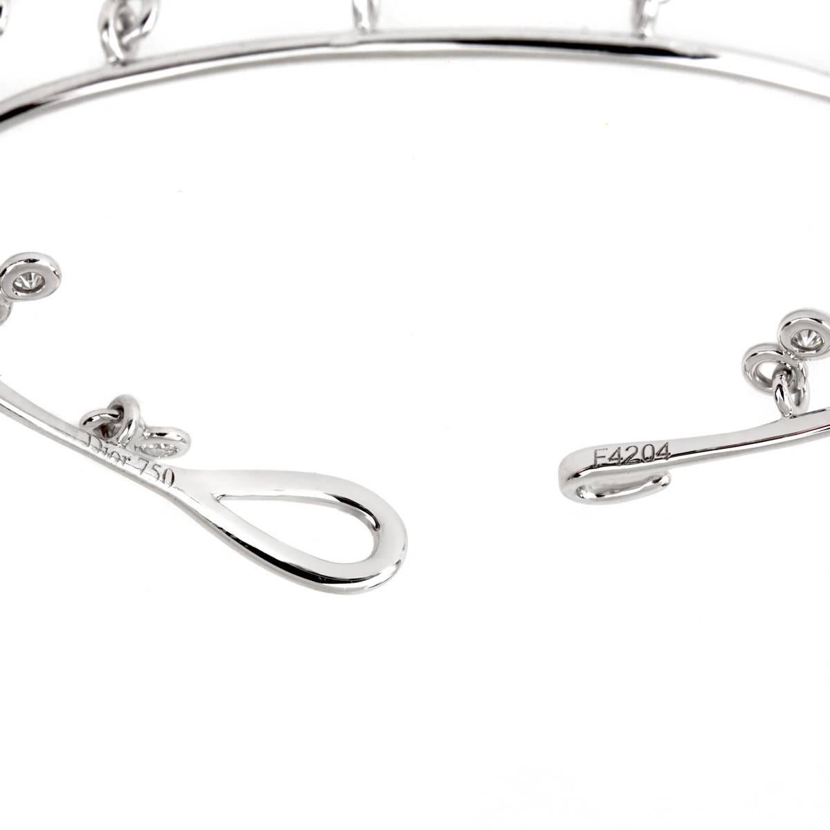 Un bracelet chic de Dior avec 12 des plus beaux diamants ronds de taille brillant de Dior sertis dans des biseaux flottant librement dans l'or blanc 18k.

Taille : Moyen 

Sku:858