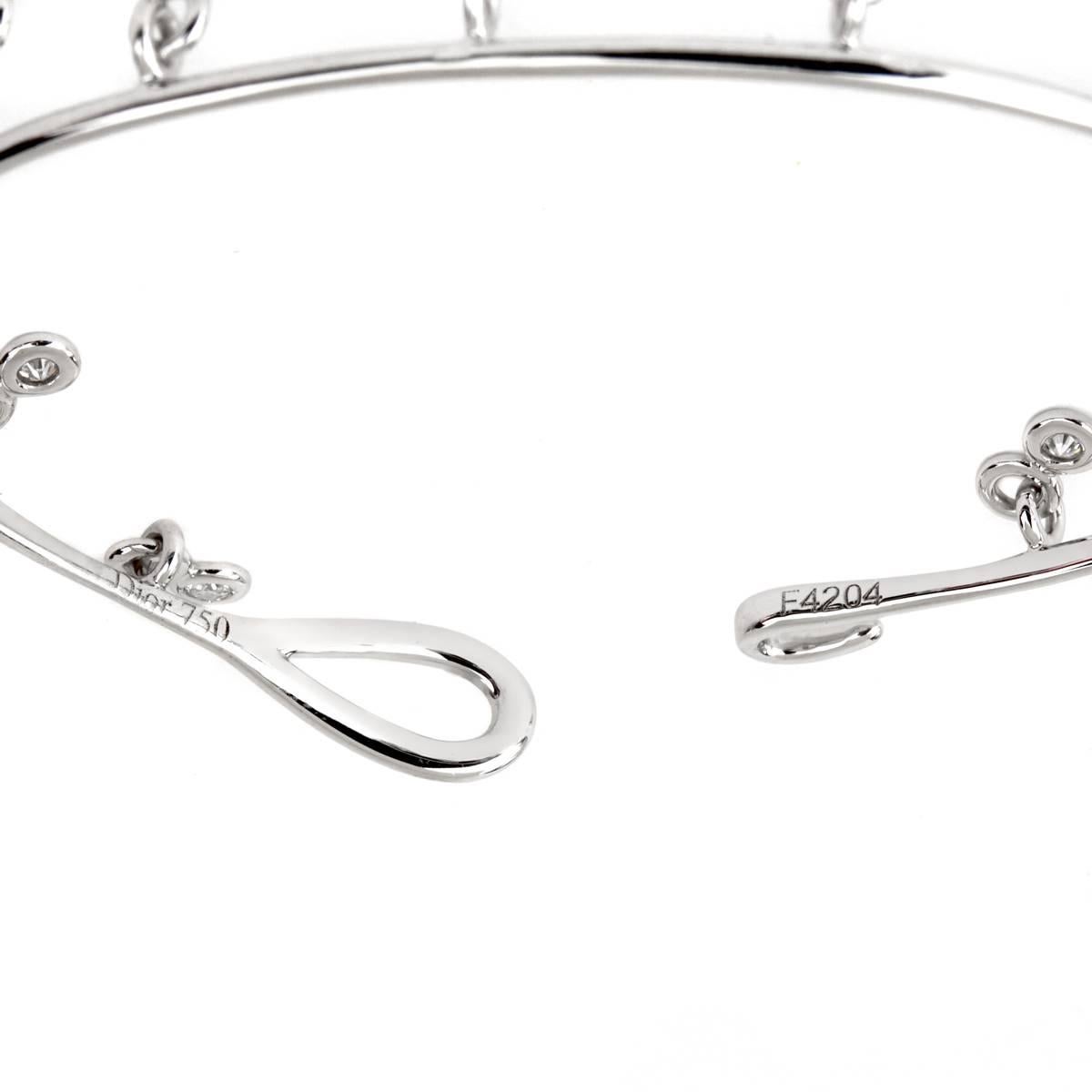Una elegante pulsera brazalete Dior con 12 de los mejores diamantes Dior de talla brillante redonda engastados en biseles que flotan libremente en oro blanco de 18 quilates.

Talla: Mediana 

Código:858