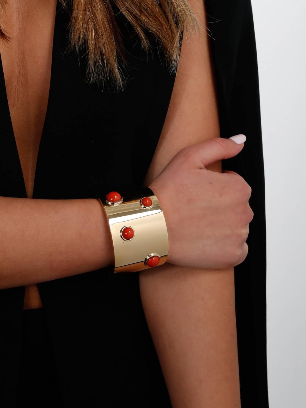 Deep Coral adorns the sides of this glorious 18k Yellow Gold Cuff Bracelet from Fred of Paris, contrasting masterfully with the smooth contours of the Bracelet itself. For an evening out with company or a candlelight dinner at home with that special