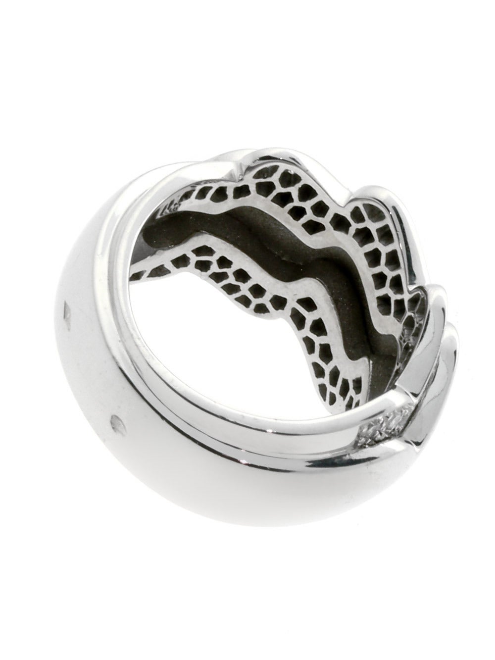 Ein fabelhafter authentischer Van Cleef & Arpels Ring im Wellen-Stil, besetzt mit 66 der feinsten Van Cleef & Arpels Diamanten im runden Brillantschliff in 18k Weißgold.

Abmessungen: Der Ring hat eine Breite von 15mm (.59″