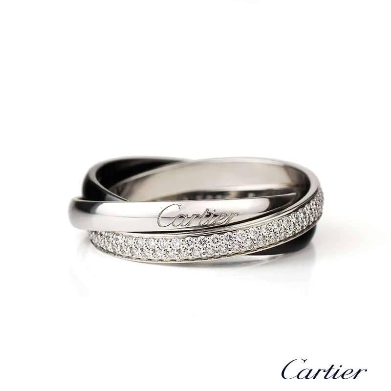 Bague Trinity de Cartier en or blanc 18 carats et céramique avec un anneau serti de diamants. La bague est une taille 9 1/5 US:: EU 61.  Cartier Modèle n° B4095500

La bague est livrée complète avec les papiers d'origine Cartier datés du 06/04/2013