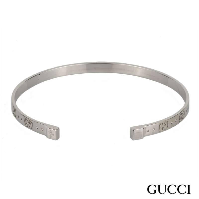 An iconic 18k white gold cuff bangle by Gucci with a series of engraved G motifs around the outer edge. The inner diameter measures at 5.5cm and the total weight is 10.1g. This bangle would fit a wrist size up to 6.5 inches.

The bangle comes