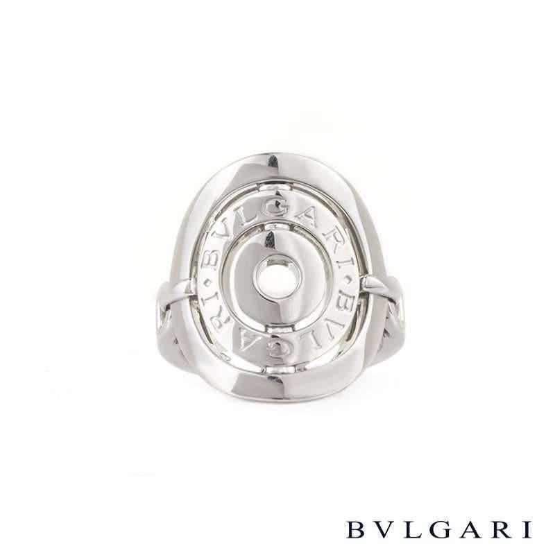 A stylish Astrale Cerchi ring by Bvlgari. The 18k white gold ring features a swivel open design disc with the central disk engraved with the 'Bvlgari Bvlgari' logo. The ring is a US size 6 1/4, EU size 52.5 and UK size M 1/2 and has a gross weight