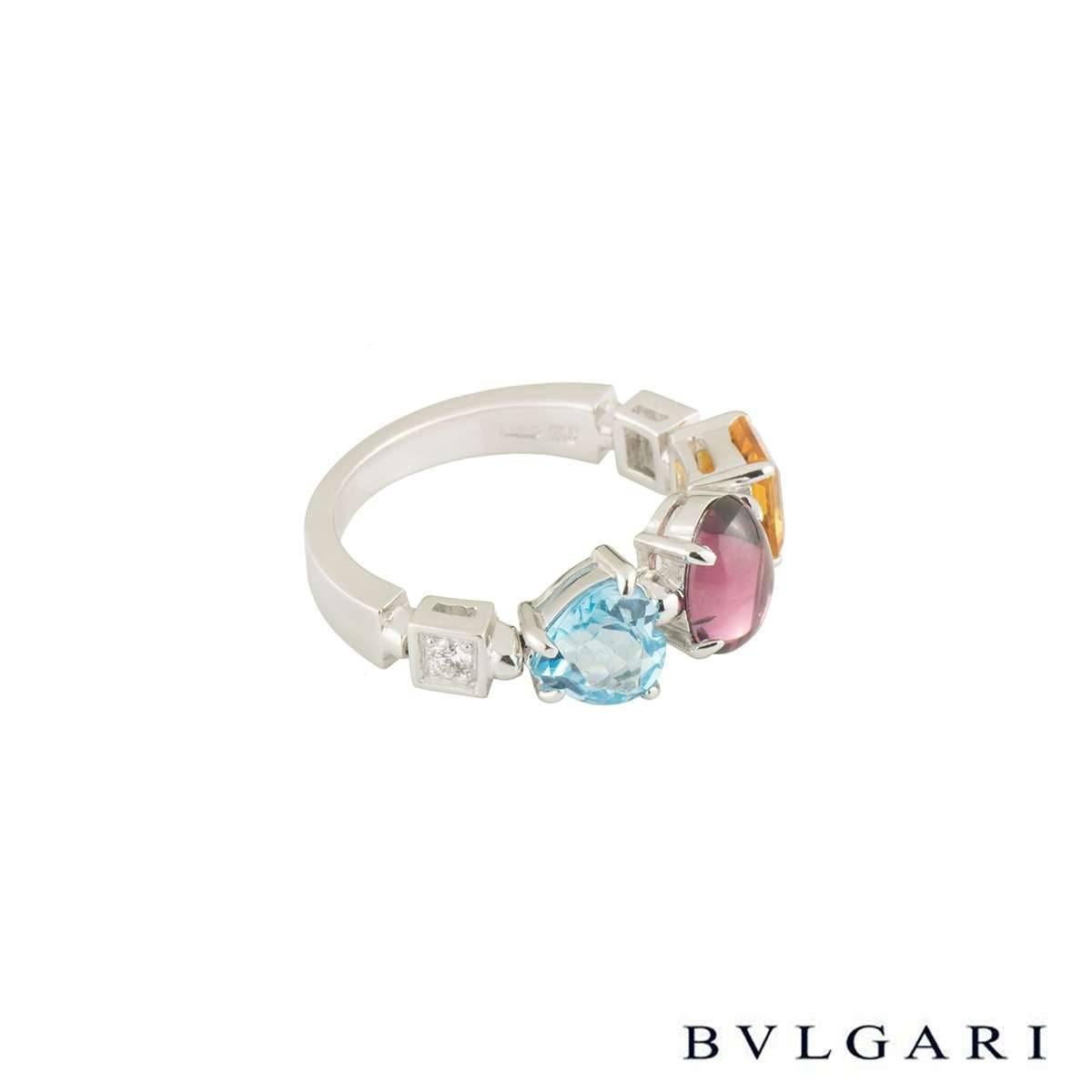 Une belle bague en or blanc 18k de la collection Allegra de Bvlgari. La bague est composée d'un anneau serti de 2 diamants ronds de taille brillant, d'un quartz citrine de taille princesse, d'une tourmaline rose de taille cabochon et d'une topaze