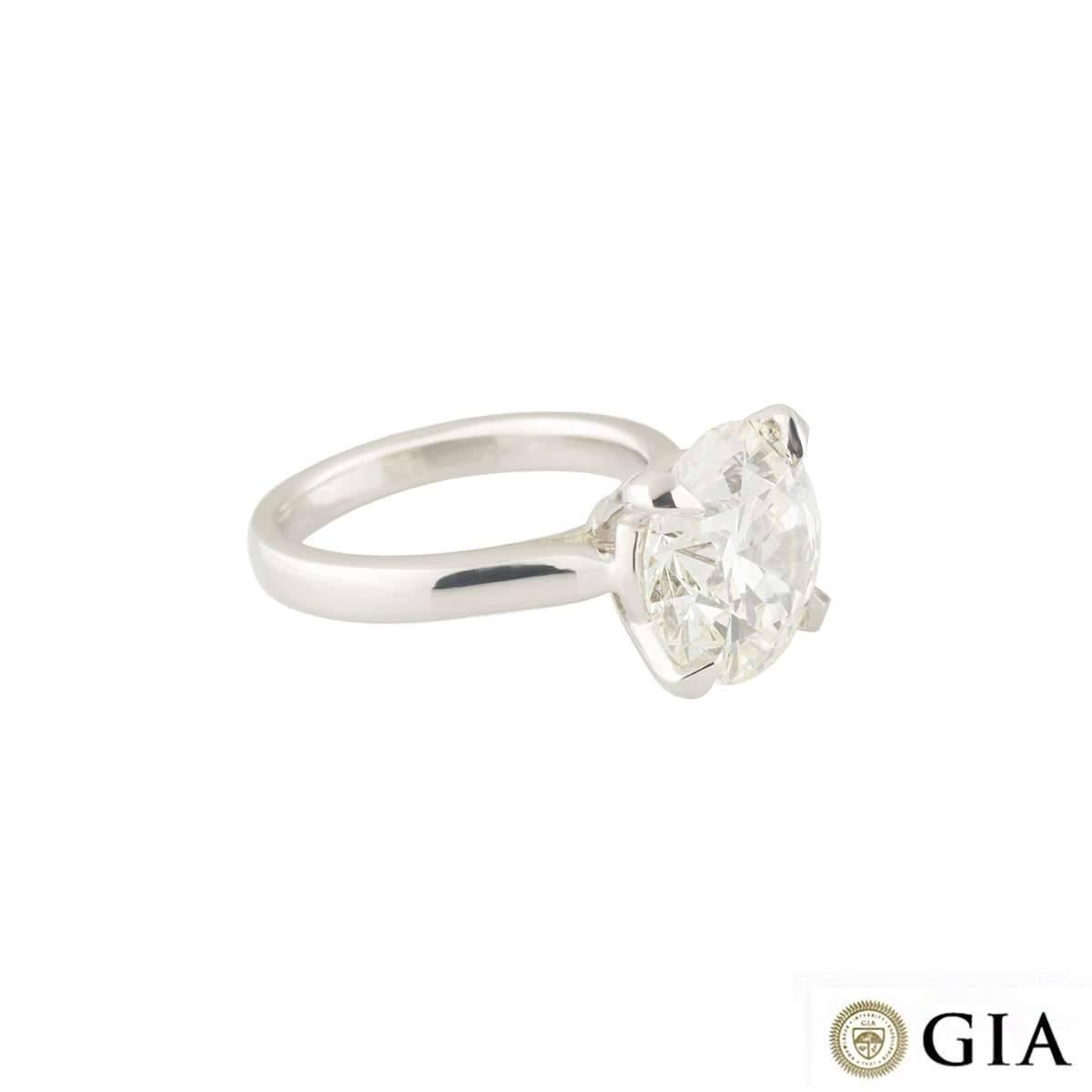 Verlobungsring mit GIA-zertifiziertem 5,46 Karat rundem Diamanten im Brillantschliff (Rundschliff) im Angebot