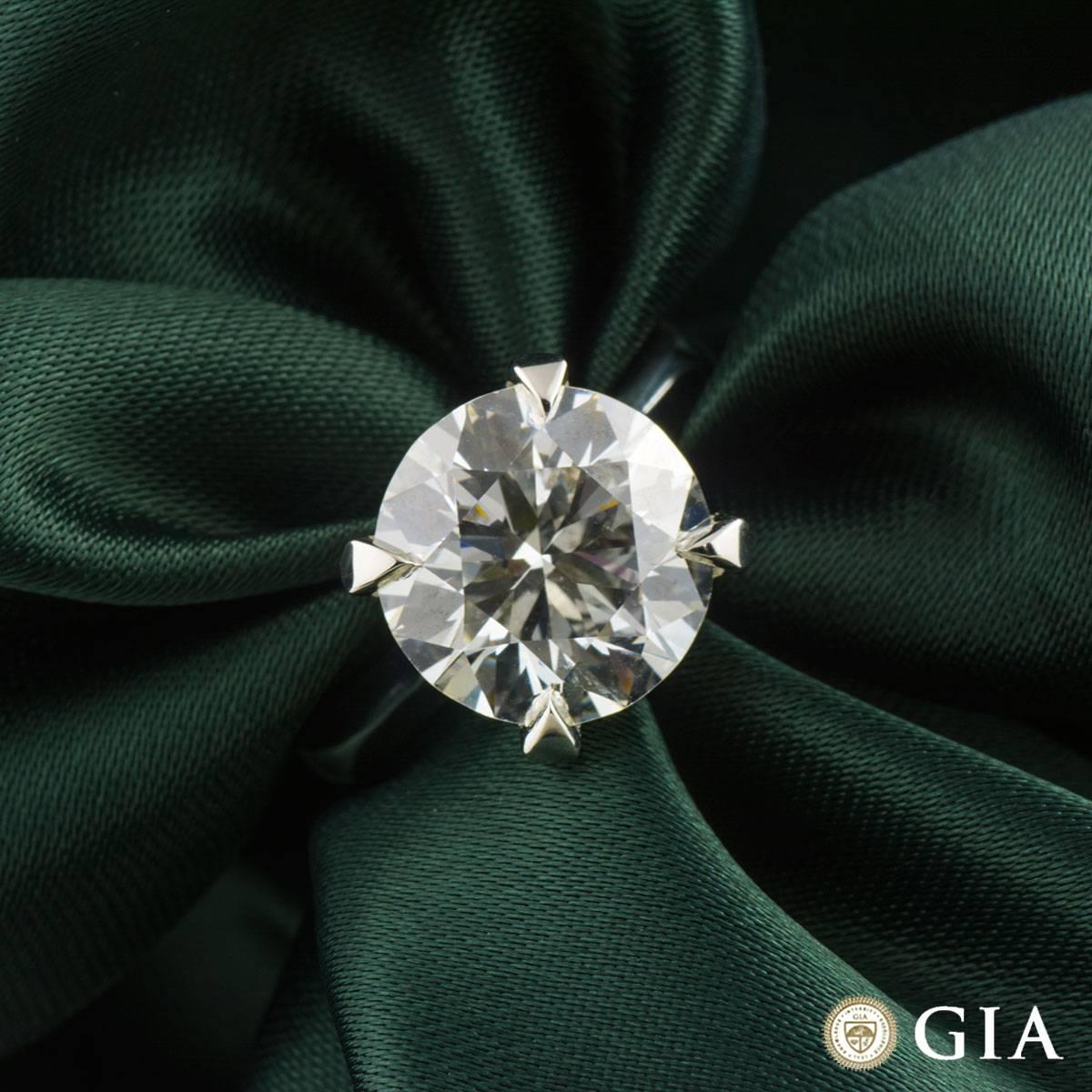 Ein luxuriöser Verlobungsring mit Diamanten aus Platin. Der Ring besteht aus einem runden Diamanten im Brillantschliff in einer 4-Krallen-Fassung mit einem Gewicht von 5,46ct, Farbe J und Reinheit VVS2. Der Ring ist eine UK Größe L½/ US Größe 5.75/