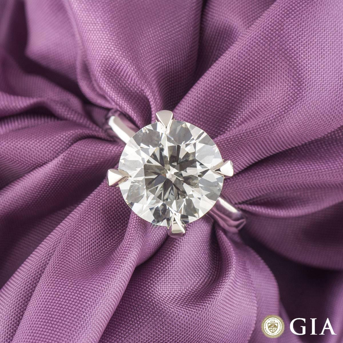 Verlobungsring mit GIA-zertifiziertem 5,46 Karat rundem Diamanten im Brillantschliff im Zustand „Neu“ im Angebot in London, GB