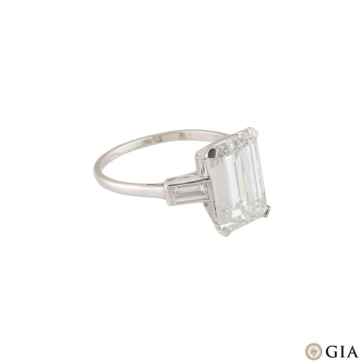 GIA Certified Emerald Cut Three Stone Diamond Engagement Ring 7.02 Ct H/VS1 In New Condition In London, GB