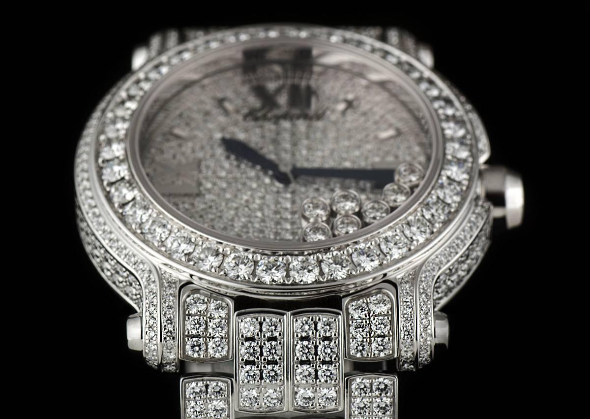 Women's or Men's Dazzling Chopard Diamond Set Montre Happy Sport Wristwatch in White Gold