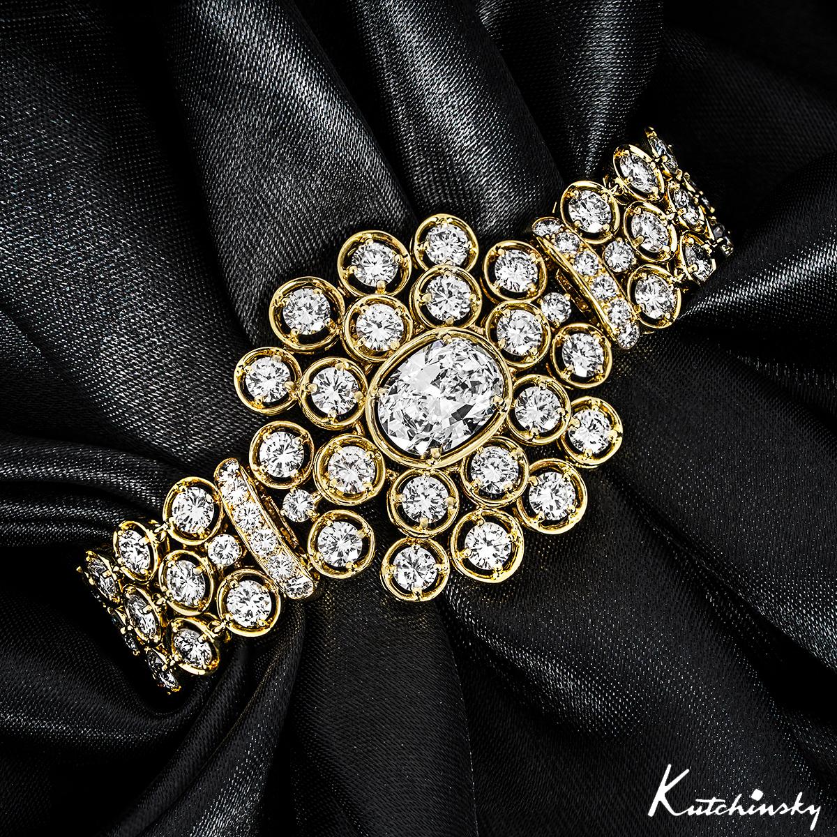 Una extraordinaria pulsera Kutchinsky de oro amarillo de 18 quilates con diamantes. El centro de la pulsera está adornado con un diamante de talla oval de 2,72 ct, color E y pureza SI1. Desde el centro irradian 89 diamantes redondos de talla
