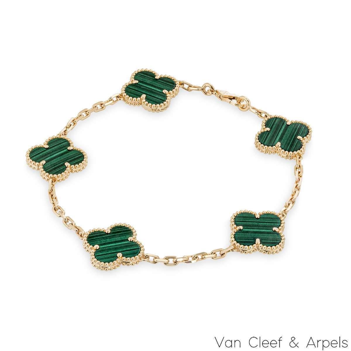 Un magnifique bracelet en malachite en or jaune 18 carats de Van Cleef & Arpels, de la collection Vintage Alhambra. Le bracelet présente 5 des motifs emblématiques du trèfle à 4 feuilles, chacun avec un bord perlé et une incrustation de malachite.