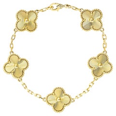 Bracelet Van Cleef & Arpels en or guilloché « Vintage Alhambra » à 5 motifs VCARP3JK00