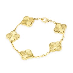 Bracelet Van Cleef & Arpels en or guilloché « Vintage Alhambra » à 5 motifs VCARP3JK00