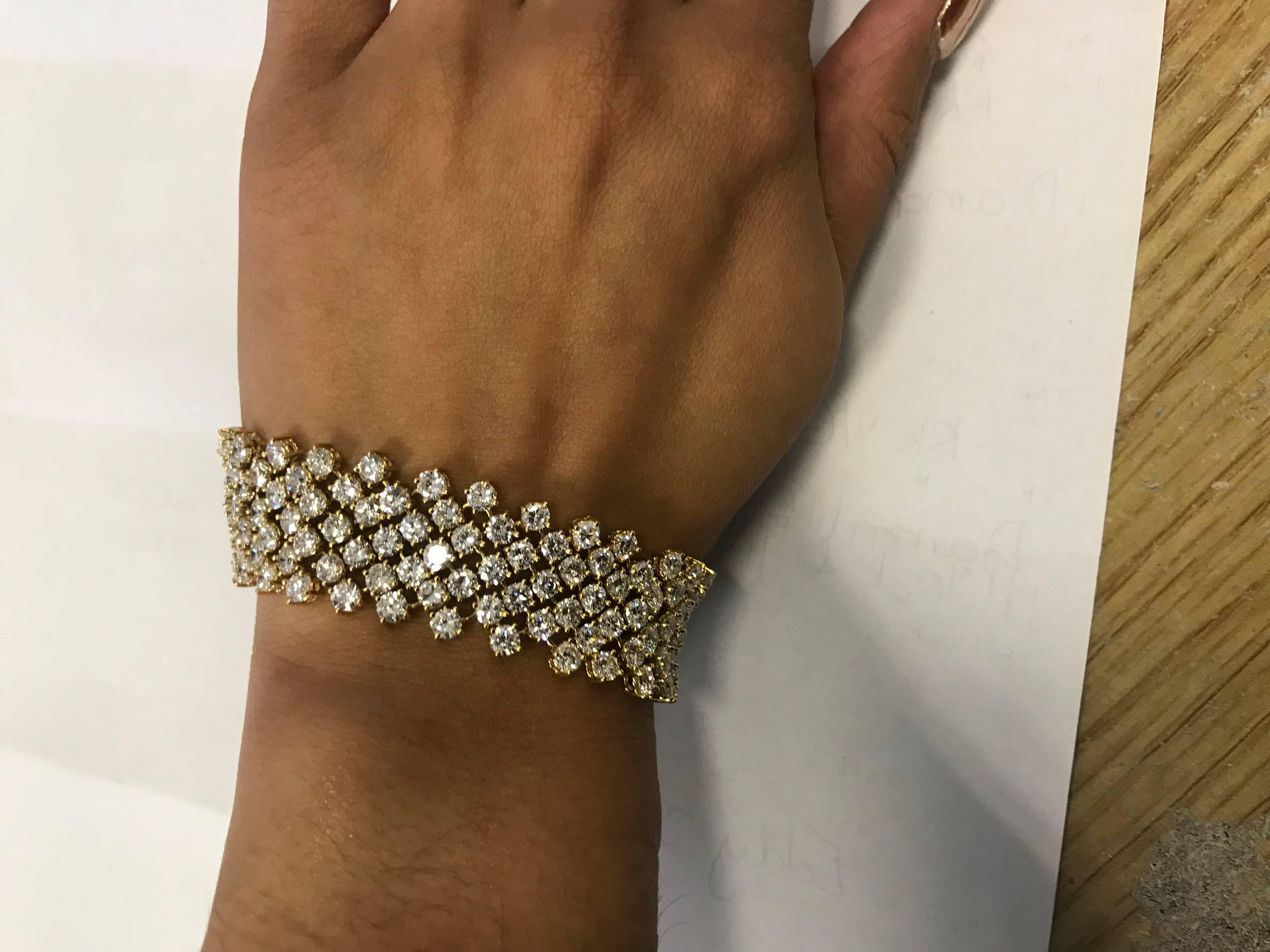 Women's Stunning Diamond Bracelet 26.52 carats