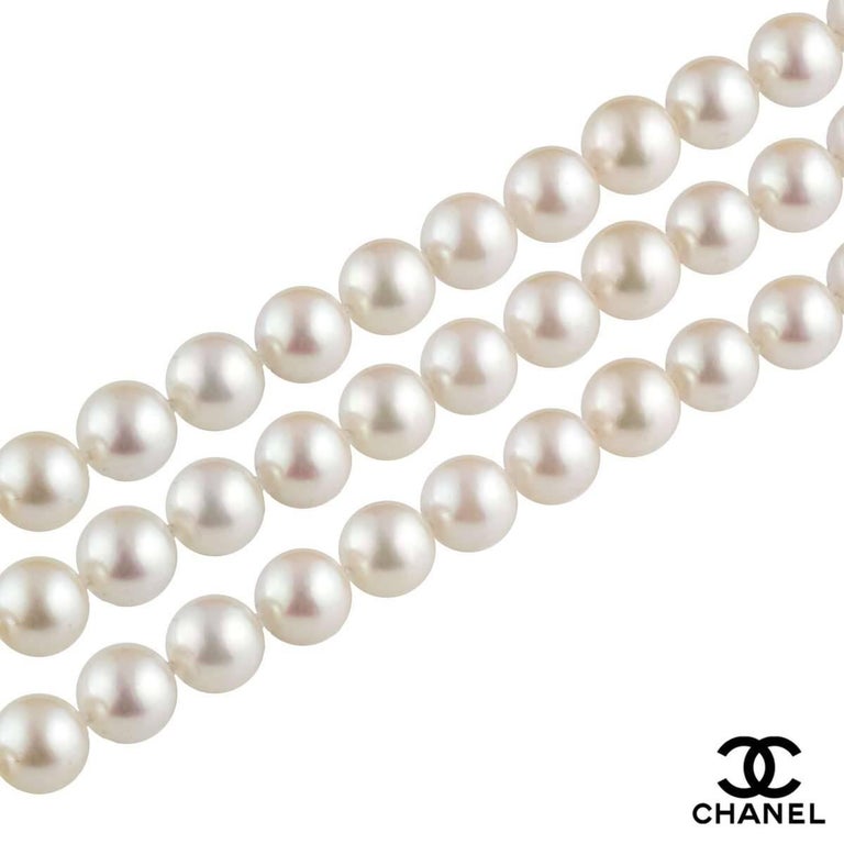 A beautiful 18k white gold diamond and pearl necklace by Chanel. The necklace comprises of 199 individually knotted cultured pearls with an approximate size of 8.5mm. The necklace features a screw fitting to a flower motif with round brilliant cut