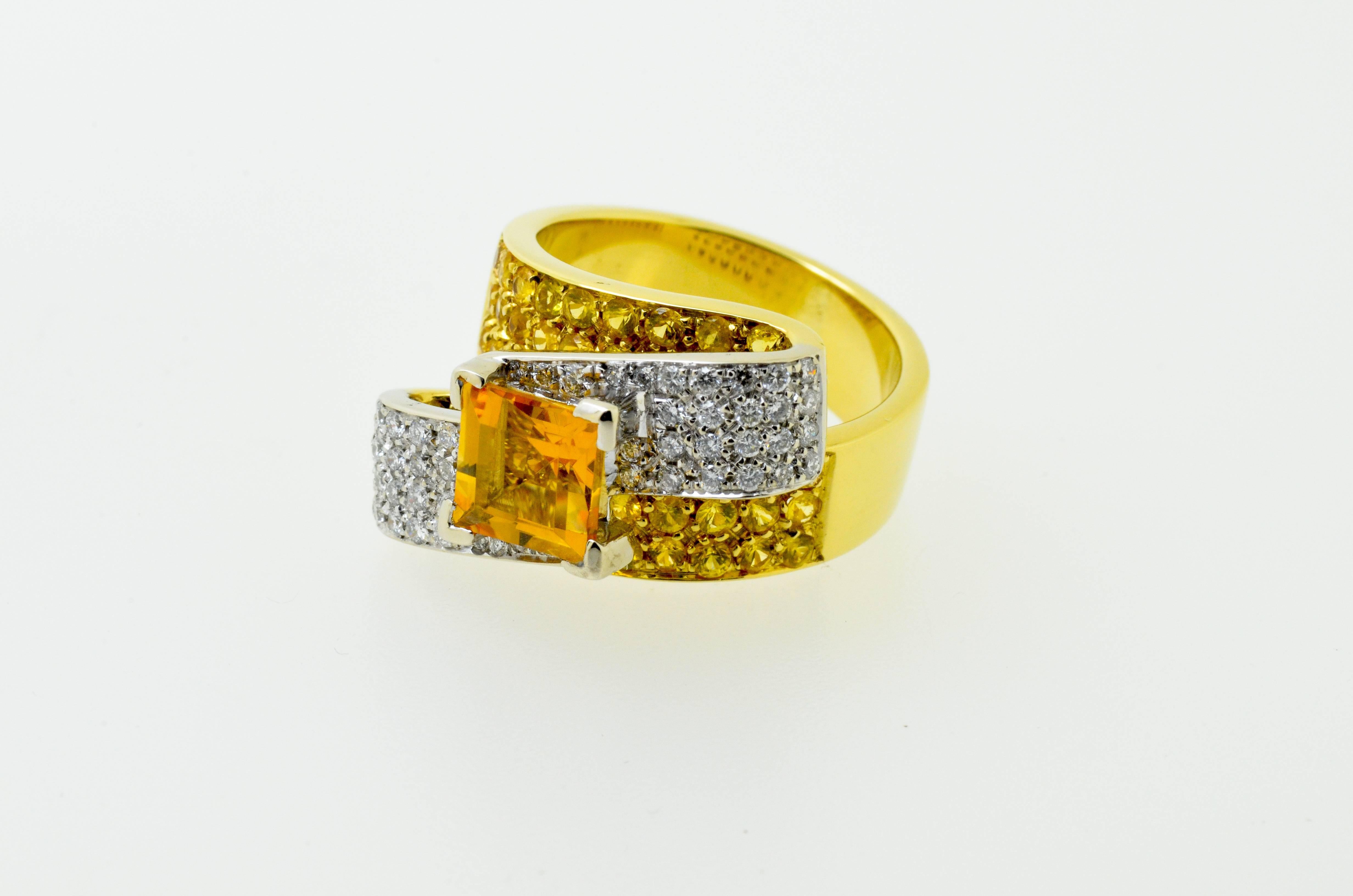 18karat yellow gold diamond and citrine dressing consisting of one princess cut citrine centre stone with numerous diamonds and yellow sapphires ons shoulders.

Size: N-O