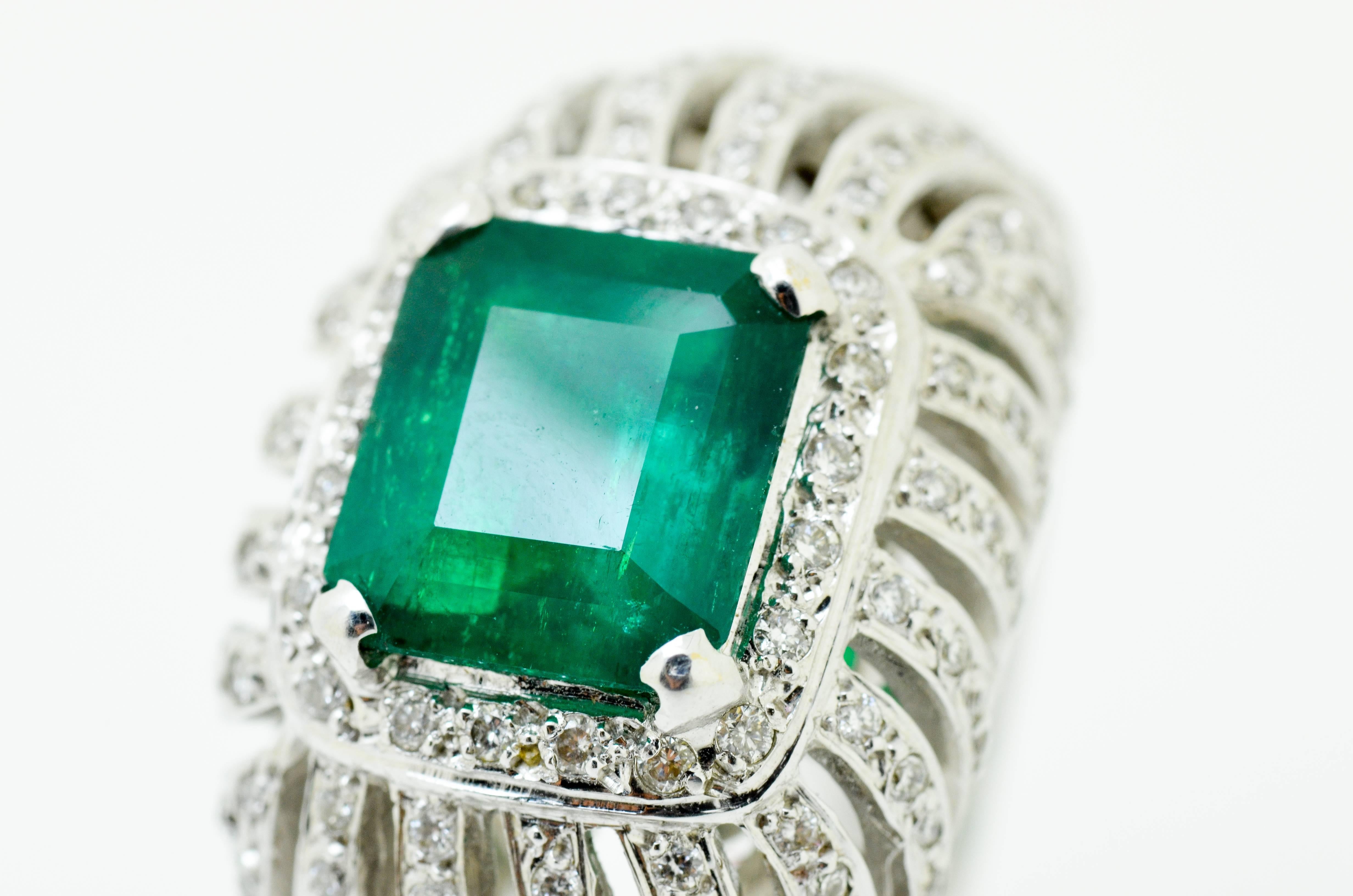 Emerald and Diamond Gold Ring GYT Certification In Excellent Condition For Sale In Fuengirola, Malaga