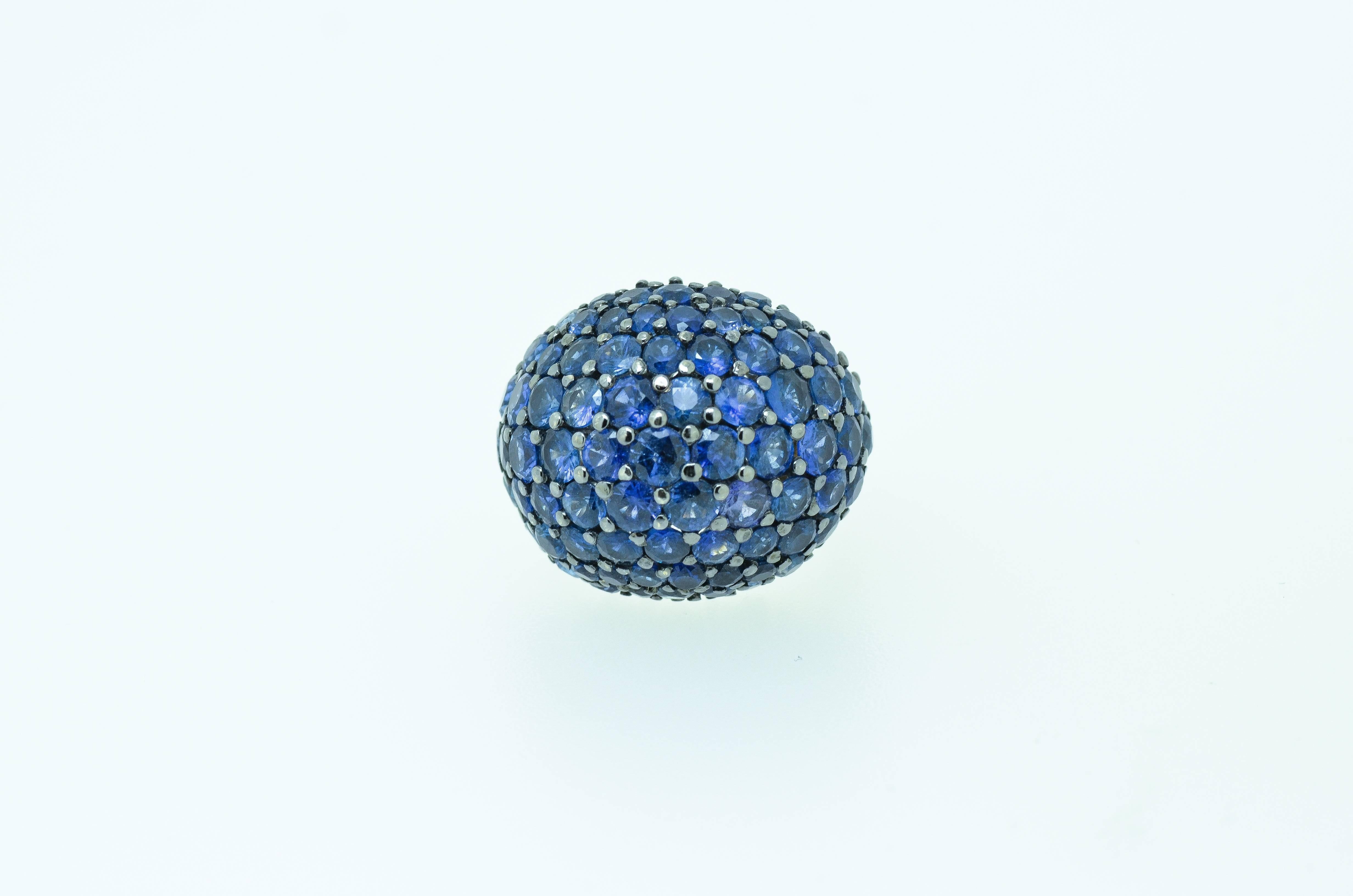 Unusual 18 karat white gold ring set with blue sapphires.

SIZE: L/M