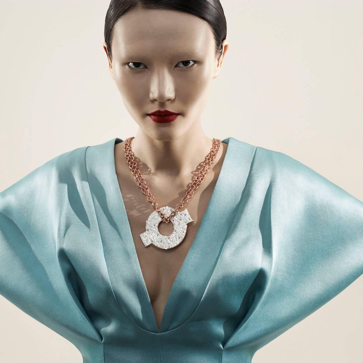 Stilvolle Halskette aus Roségold mit weißen Diamanten und Silber, von Hand mit Mikromosaik verziert (Zeitgenössisch) im Angebot