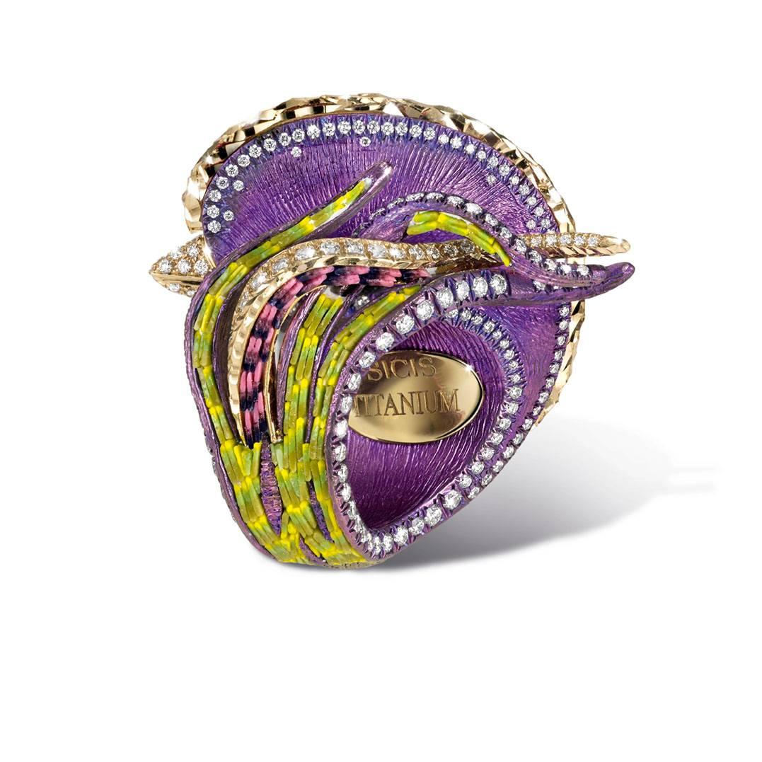 Contemporary Stylish Quetzal Ring Gold Titanium White Diamonds Onyx Decorated Micromosaic For Sale