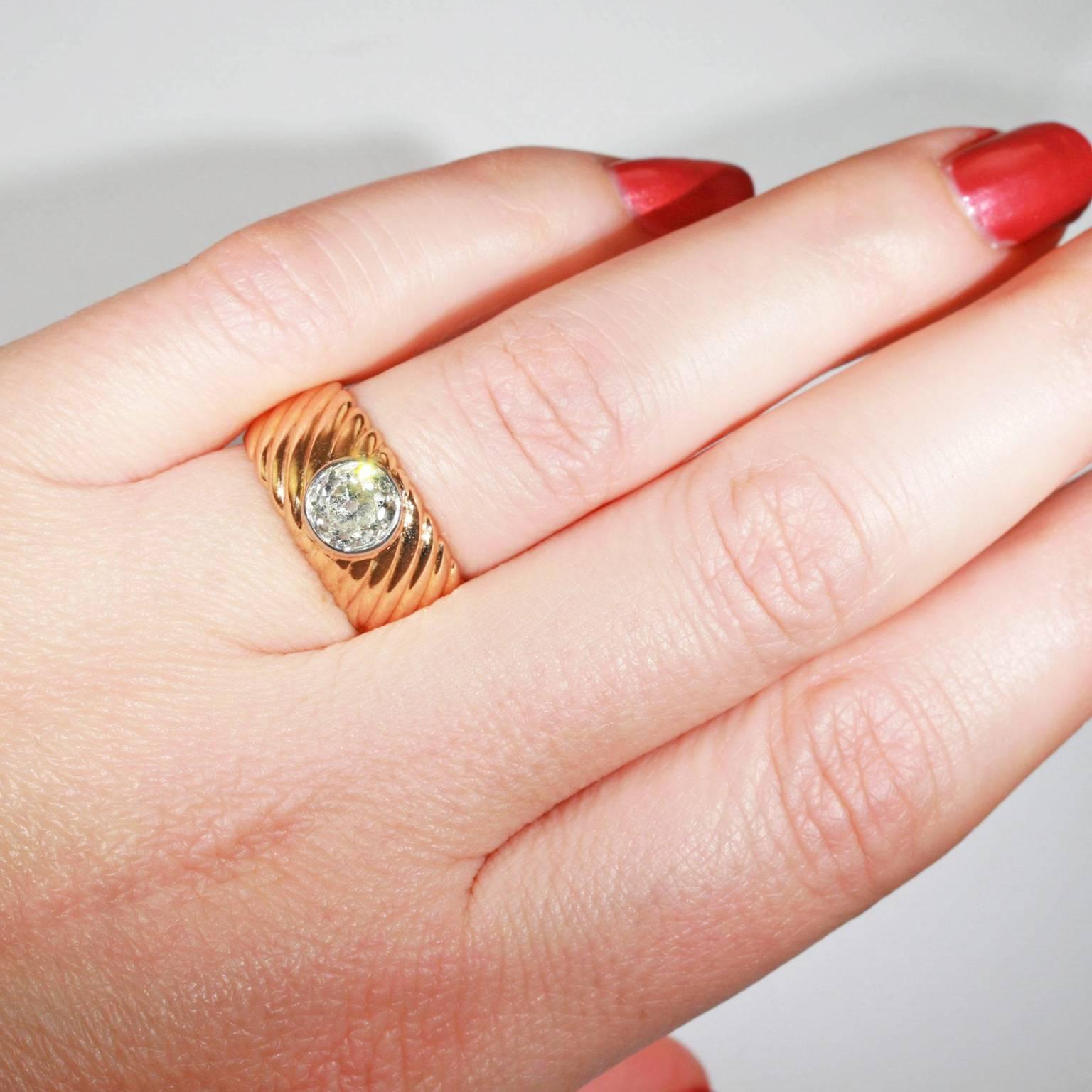 Art Nouveau 1.35 Carat Diamond Gold Solitaire Engagement Ring For Sale 2
