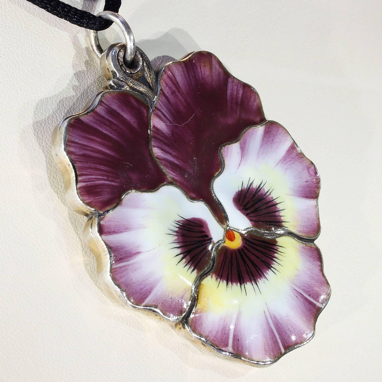 Edwardian Pansy Flower Enamel Locket Silver In Excellent Condition For Sale In Middleton, WI