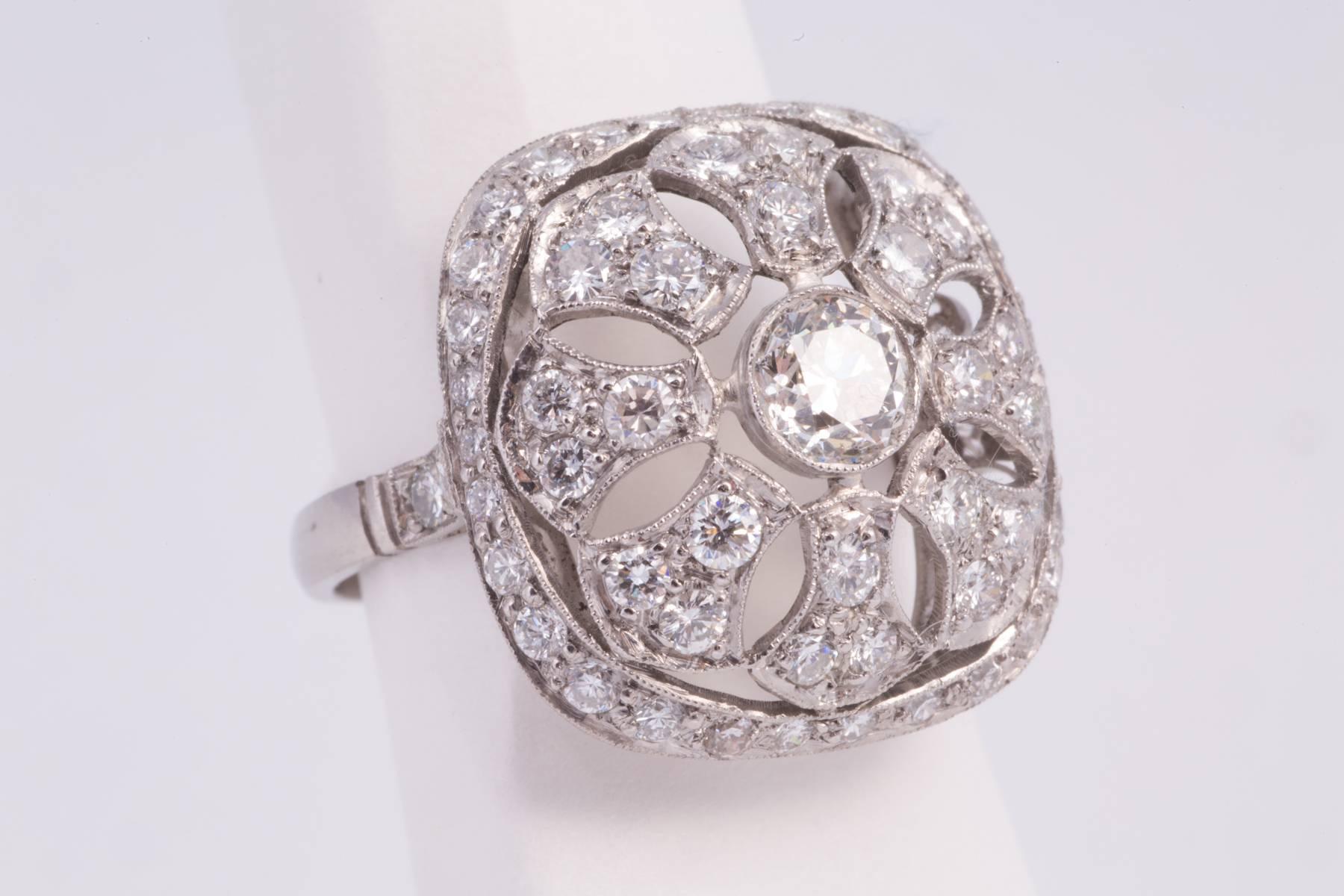 Bague ancienne filigrane en diamant de taille européenne. Le centre est d'environ 0,75ct, de couleur G-H et de clarté SI. Elle est entourée de 20 diamants ronds de taille unique pesant environ 1,00 ct. Le montage est en platine. Circa. 1940.