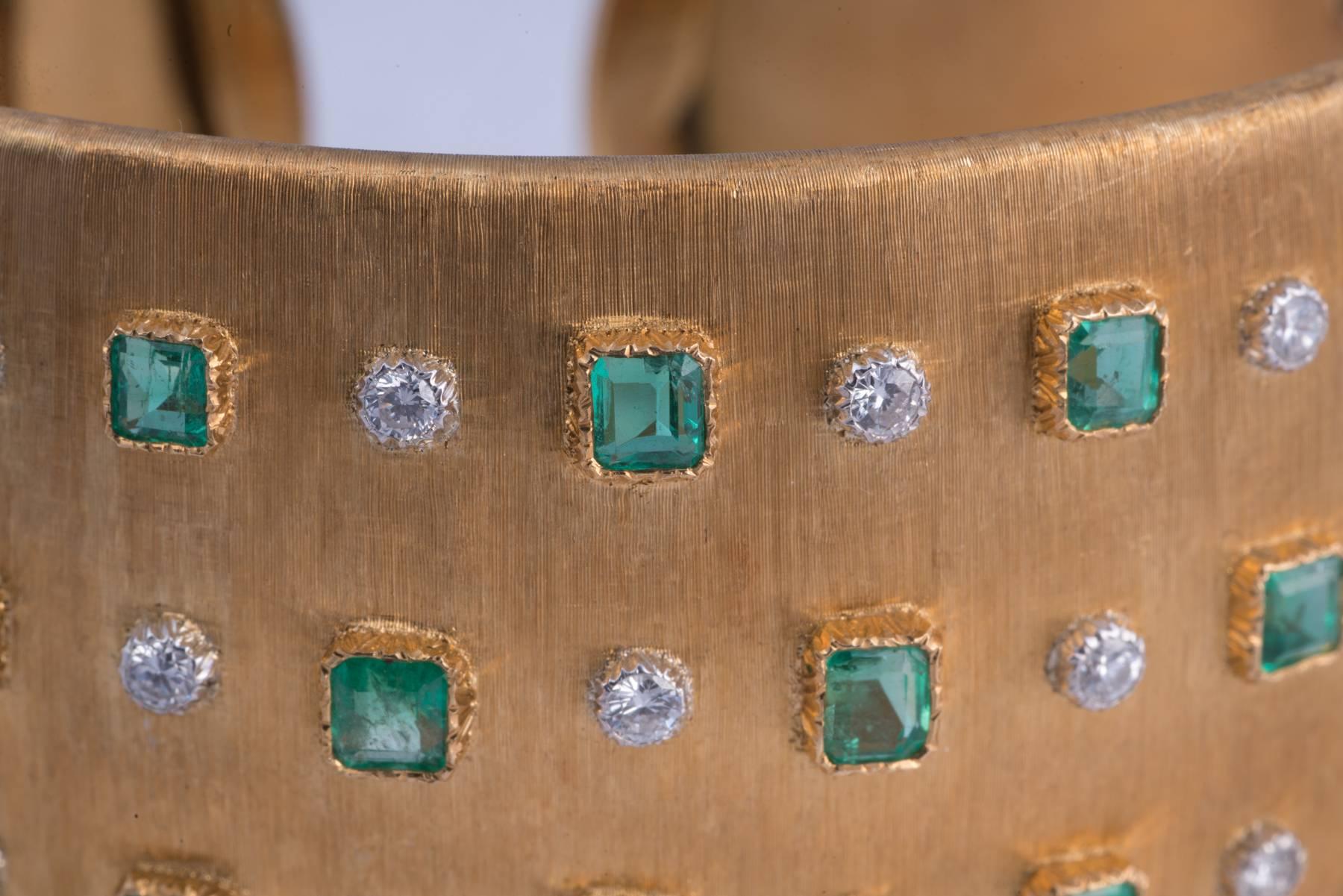 Exceptional Emerald and Diamond Cuff Bracelet
Signed Buccellati
28 full Cut Diamonds
25 Columbian Emeralds