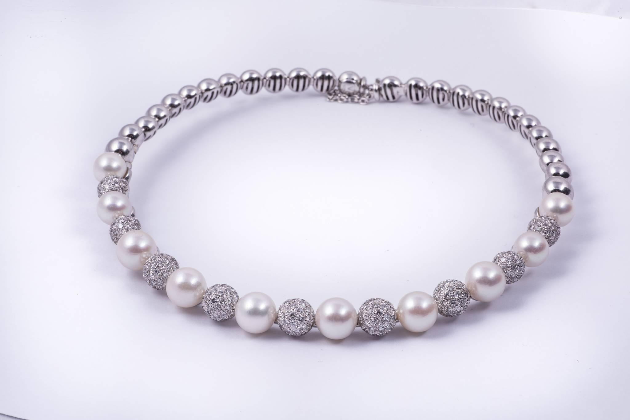 Contemporain Stefan Hafner Collier en or blanc avec perles et diamants en vente