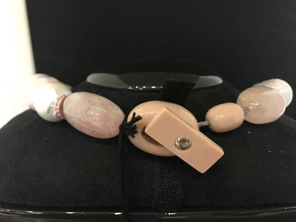 Necklace assembled by alternative way for more light and shine. Pink bakelite clasp. Circles in pink gilt metal crimped with pink sapphires.
Easy to close and very secure.