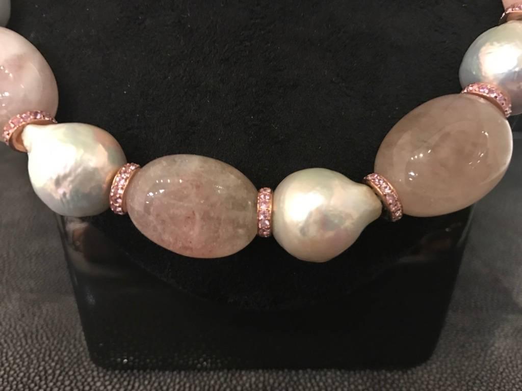 Crewneck Necklace Baroque Pearls Morganites Pink Sapphires Bakelites In New Condition In Vannes, FR
