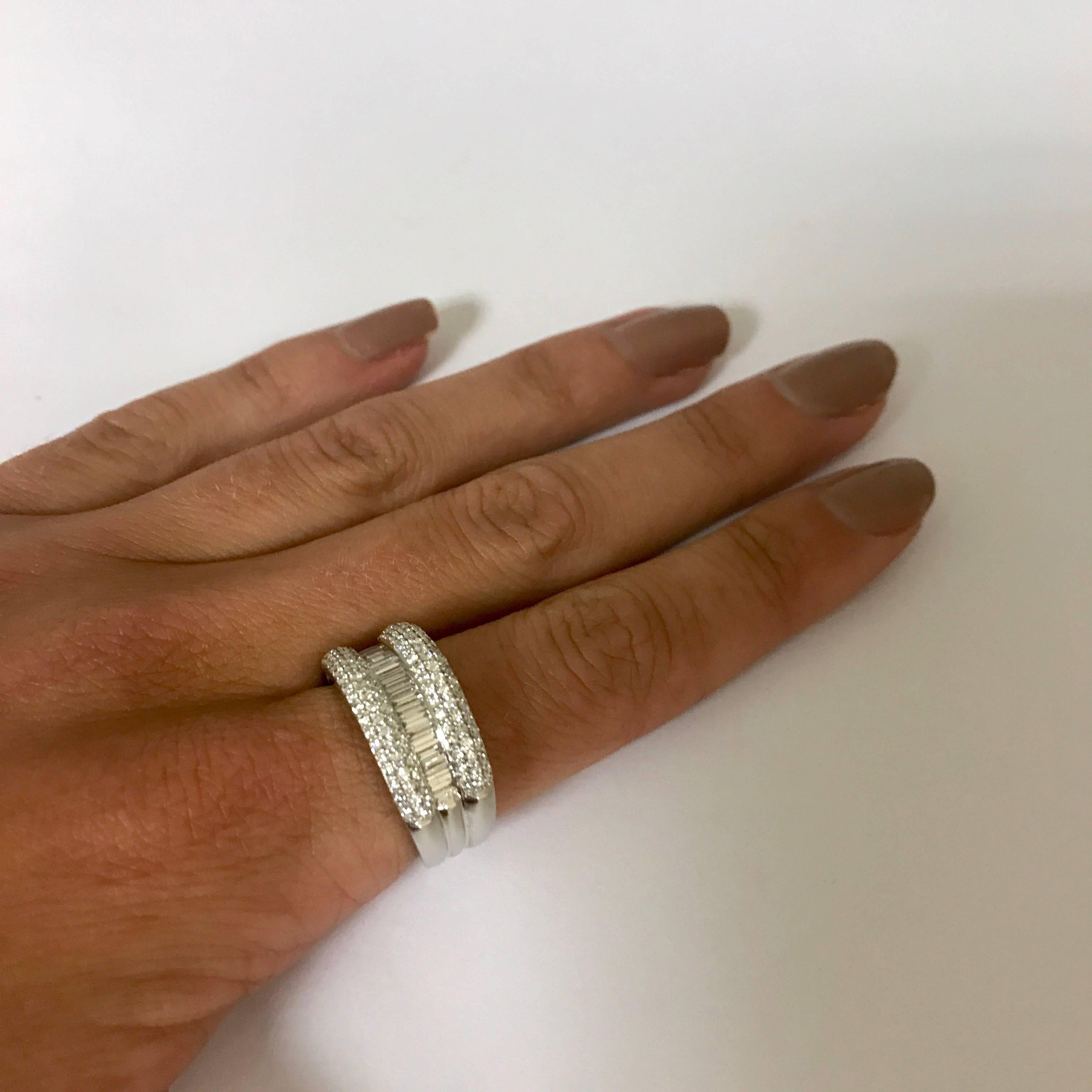 Verlobungsring aus 18 Karat Weißgold mit Diamanten (Baguetteschliff) im Angebot