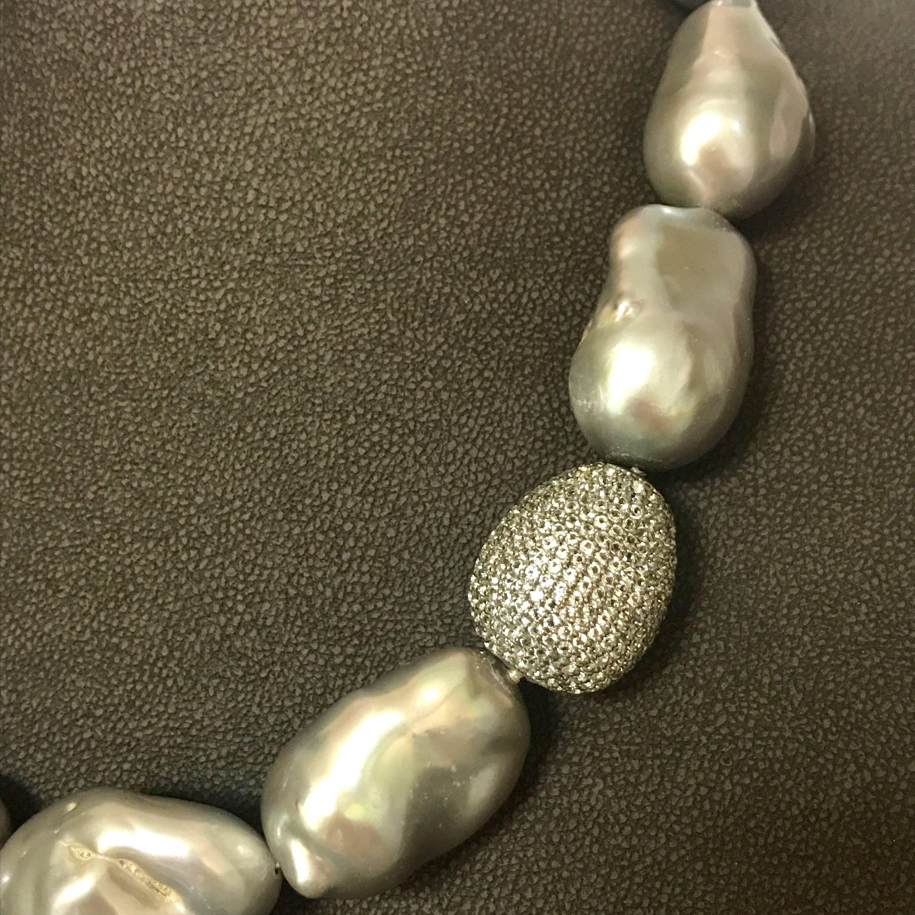 Topaz and Grey Sky Cultured Baroque Pearls Necklace In New Condition In Vannes, FR