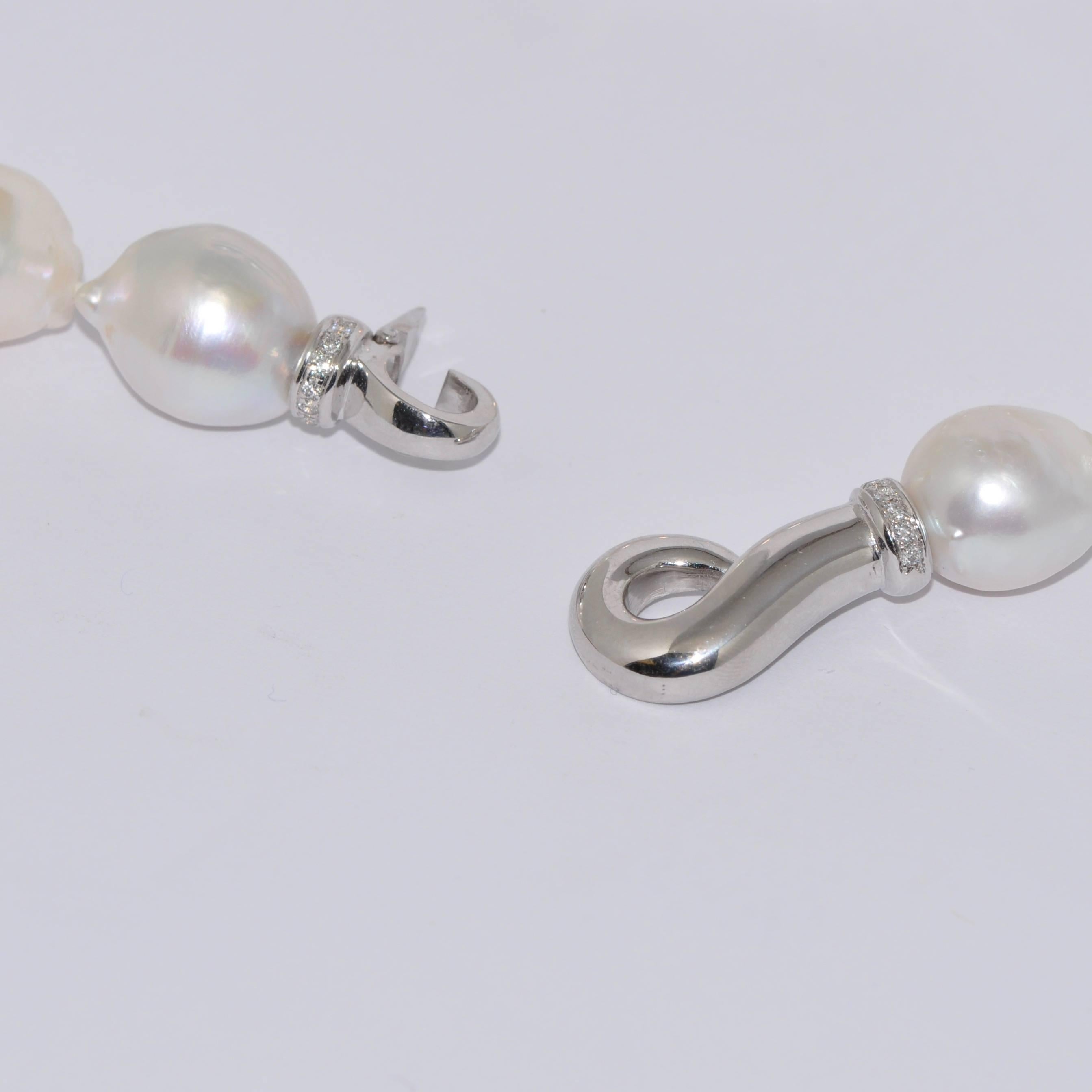 Baroque Pearls 15-16mm Diamonds and White Gold Clasp Necklace.
Baroque Pearls 15-16mm
Diamonds 0.19 Carat
White Gold 18 Carat 10.35 gr
45 cm