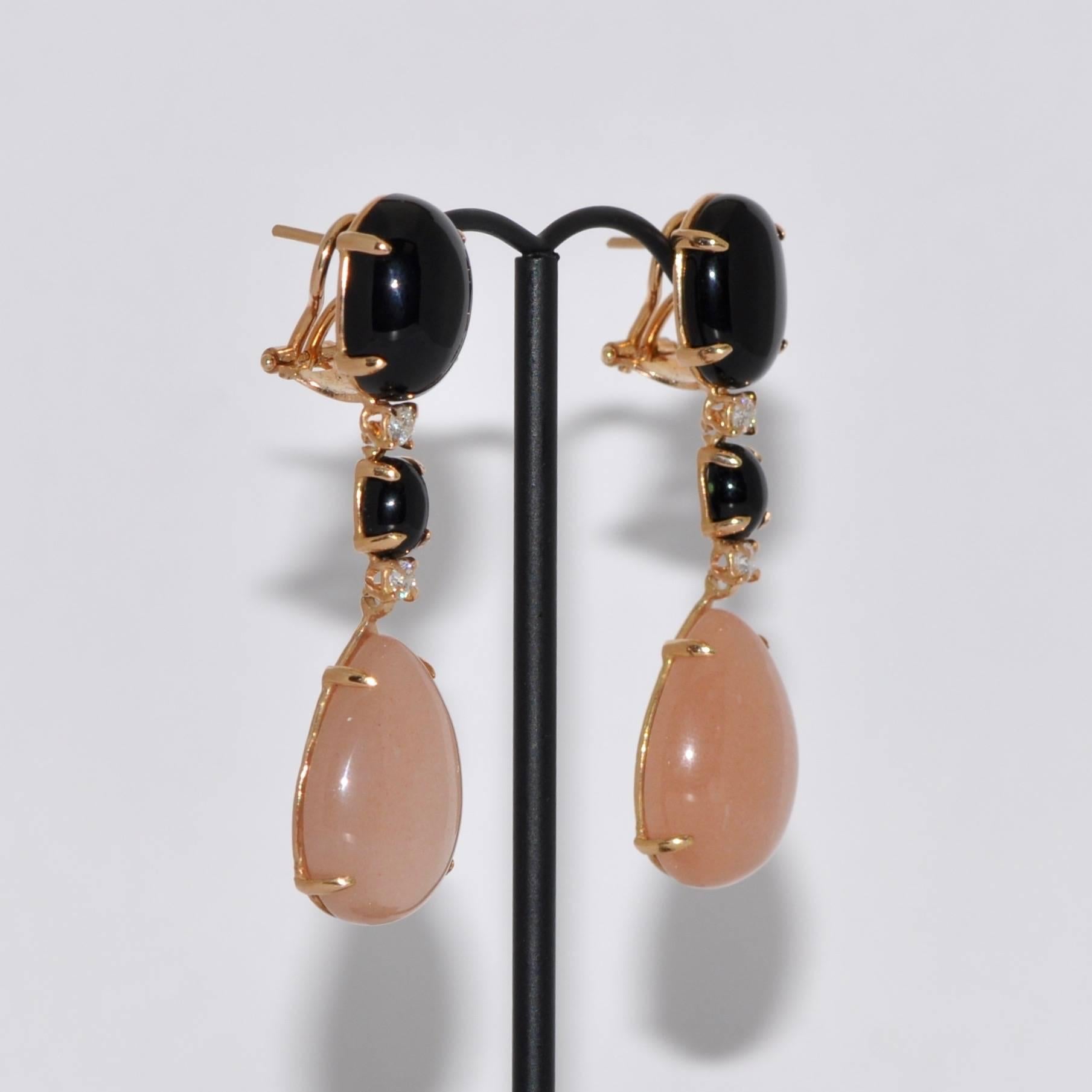 Discover this Peach Moonstone, Black Agate and Diamond Yellow Gold Chandelier Earrings.
Peach Moonstone
Black Agate
Diamond 0.28 Carat
Yellow Gold 18 Carat