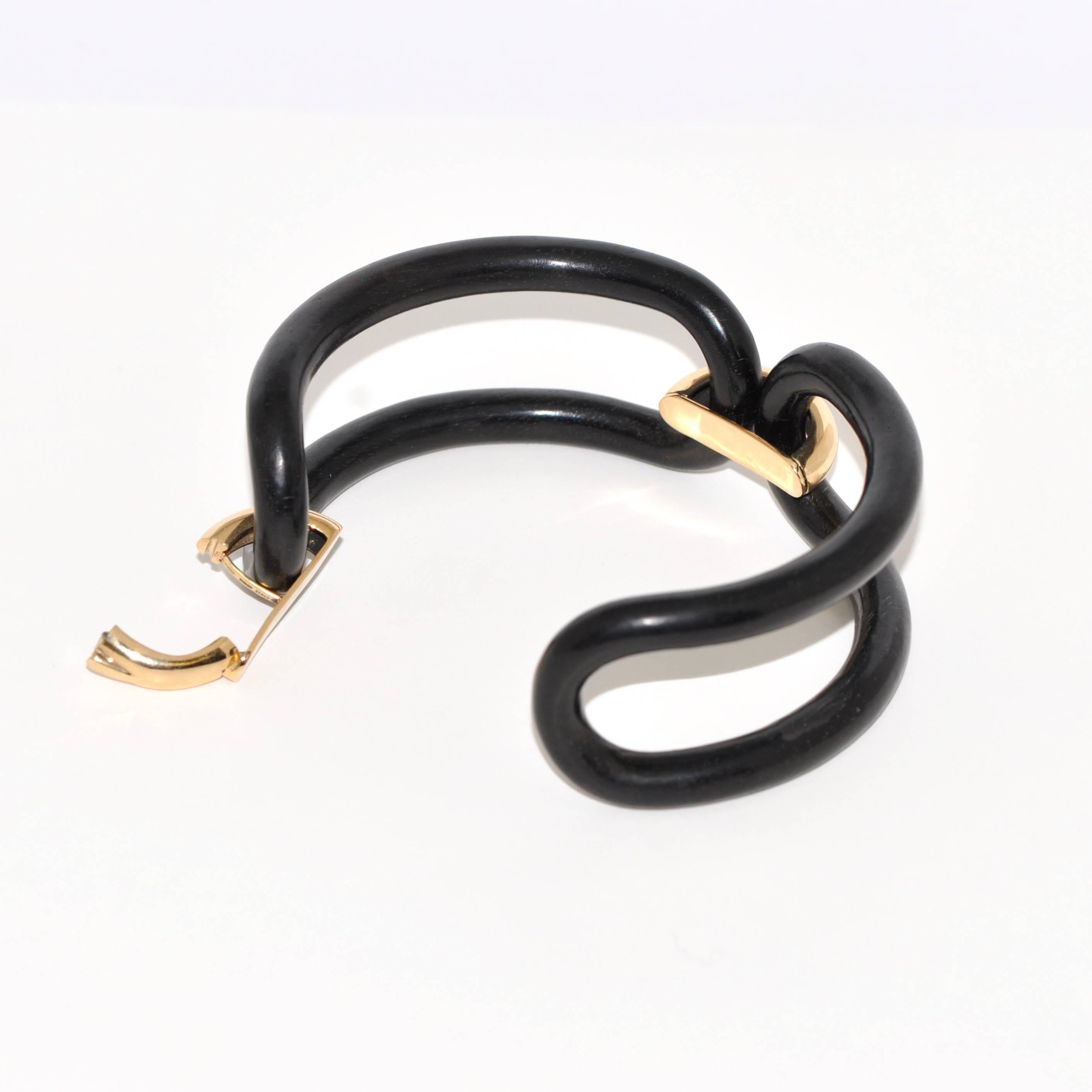 Discover this Ebony Wood and Yellow Gold 11.6 gr Articulated Bracelet.
Ebony Wood
Yellow Gold 18 Carat
Yellow Gold 18 Carat Clasp
Artisanal Manufacture
