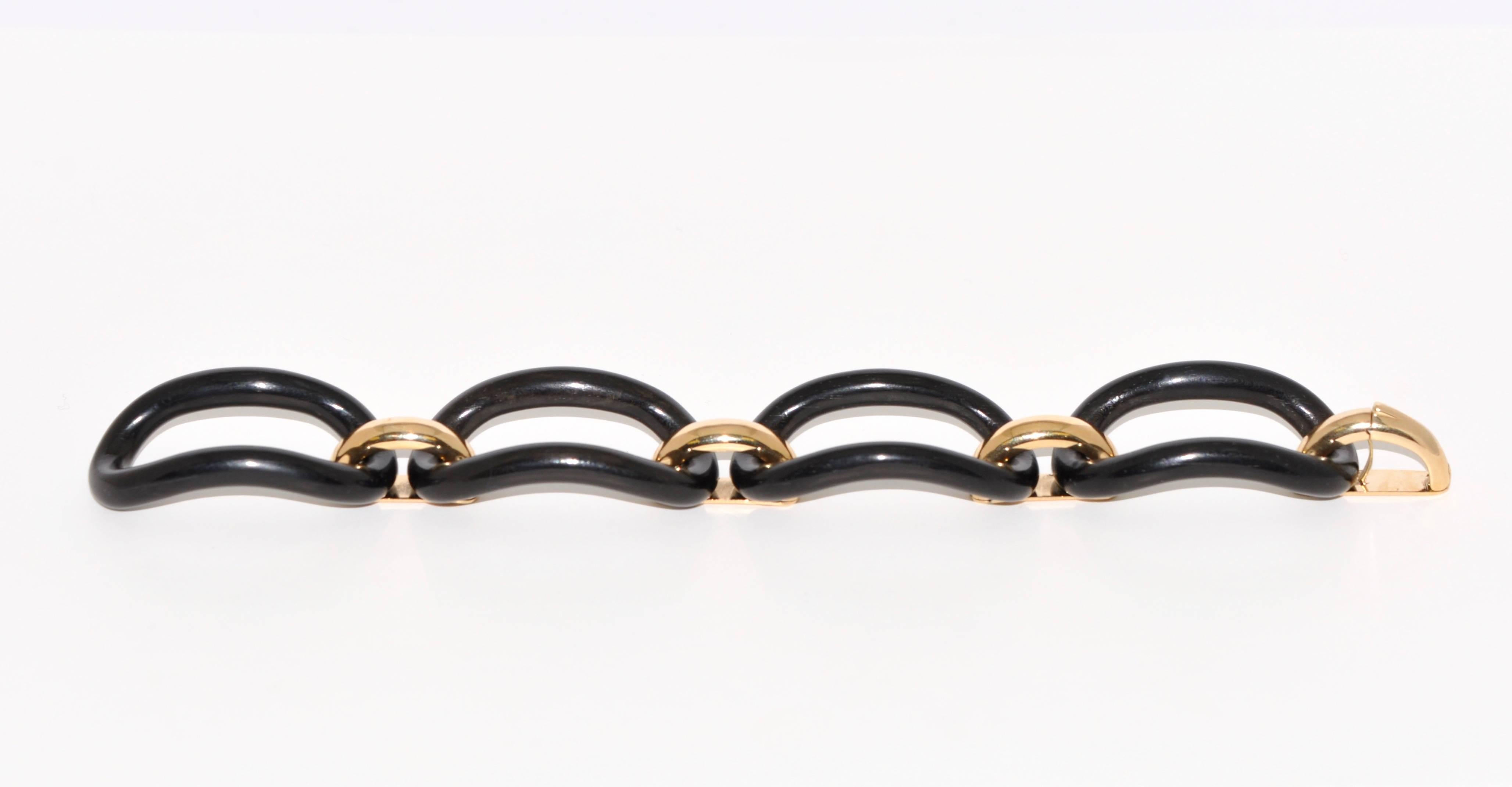 Discover this Ebony Wood and Yellow Gold 23.10 gr Articulated Bracelet. 
Ebony Wood 
Yellow Gold 18 Carat 
Yellow Gold 18 Carat Clasp 
Artisanal Manufacture
