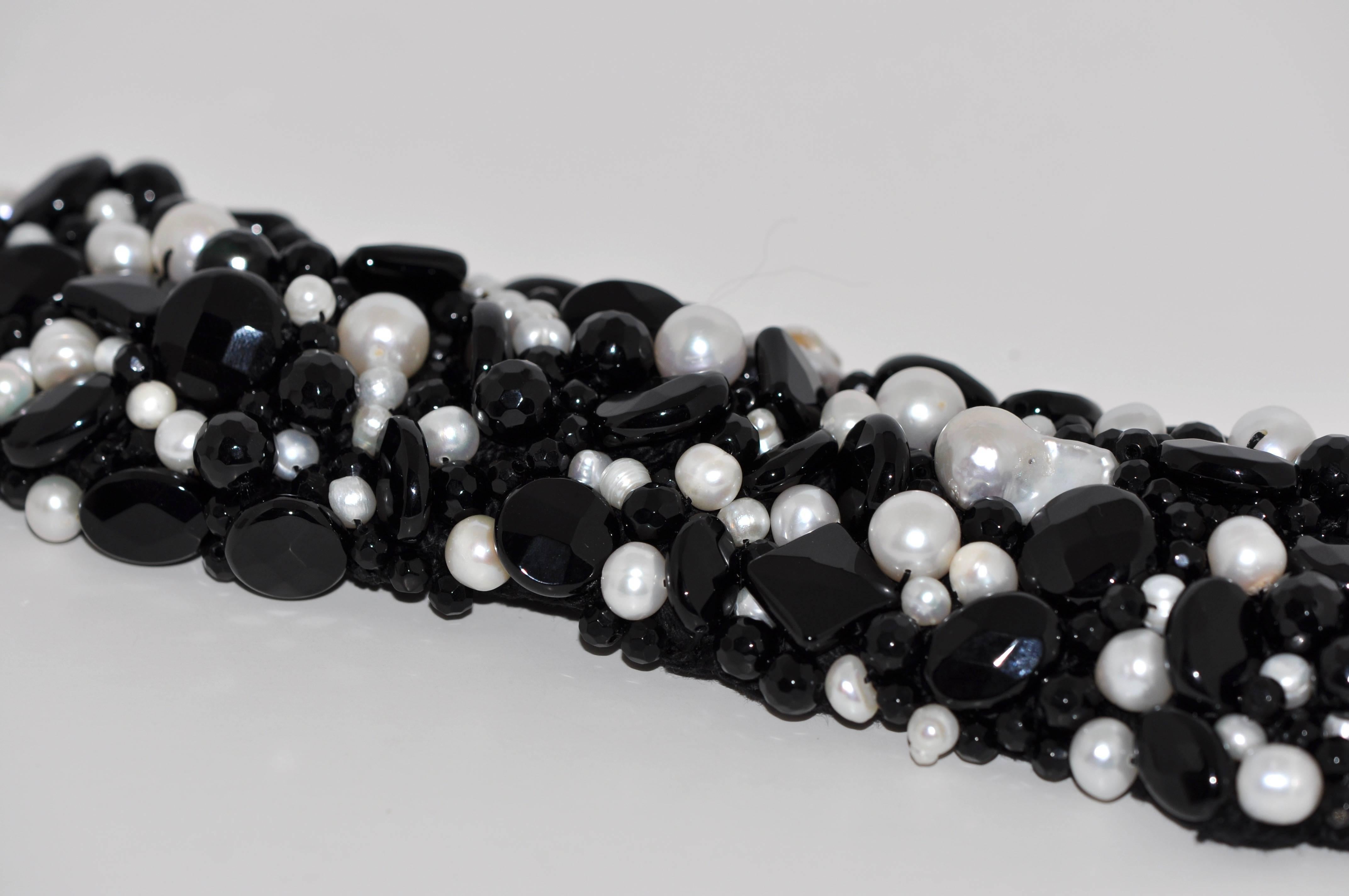 Discover this Onyx and Freshwater Pearls Artisanal Cuff Bracelet.
Onyx 
Freshwater Pearls
This Cuff Bracelet is handmade.