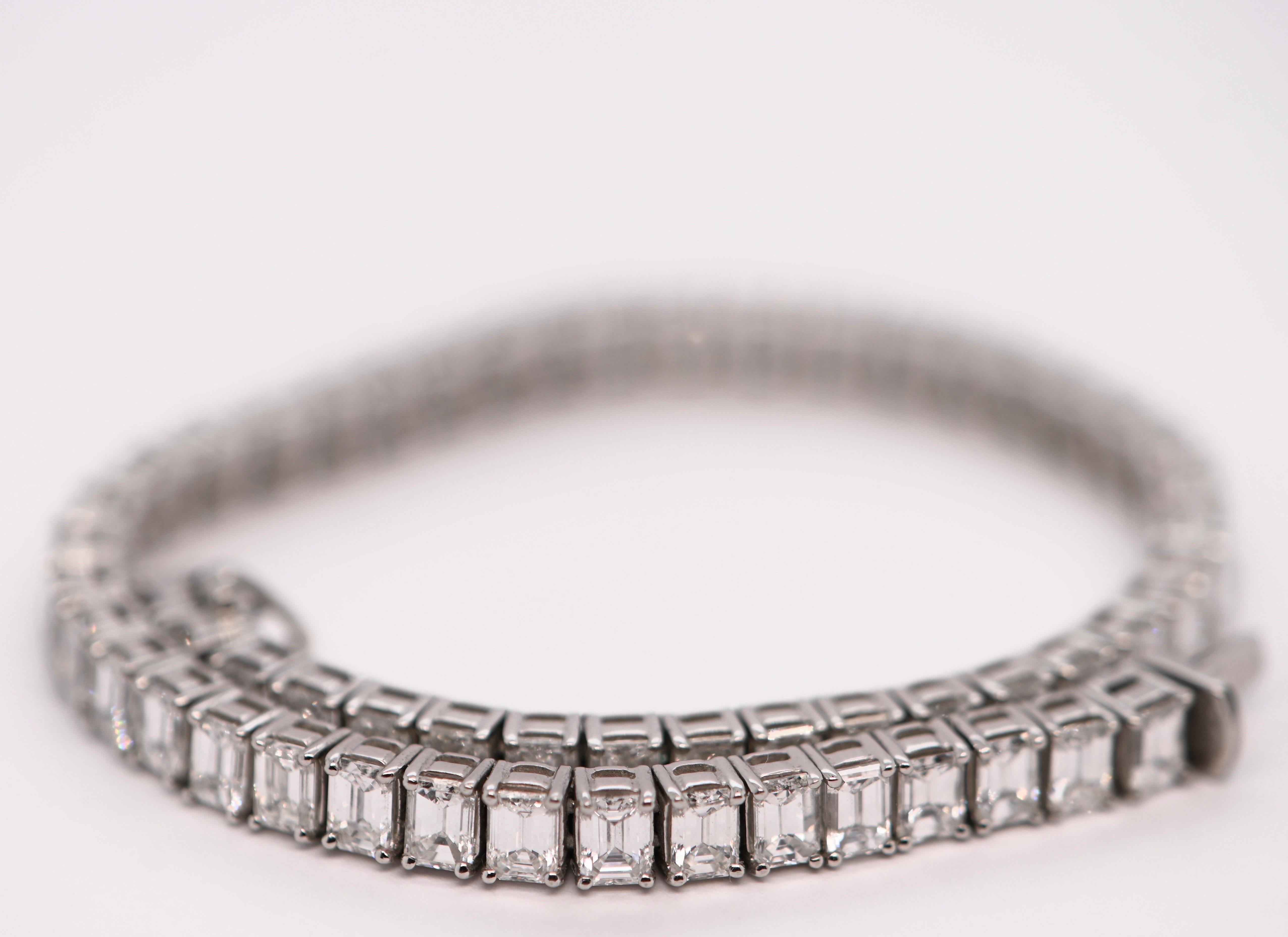 Pulsera de tenis Diamantes talla esmeralda color D Platino HRD en venta 2