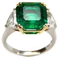 Ring Set with a Cut Emerald Framed by Two Triangle Diamond Yellow Gold, Platinum