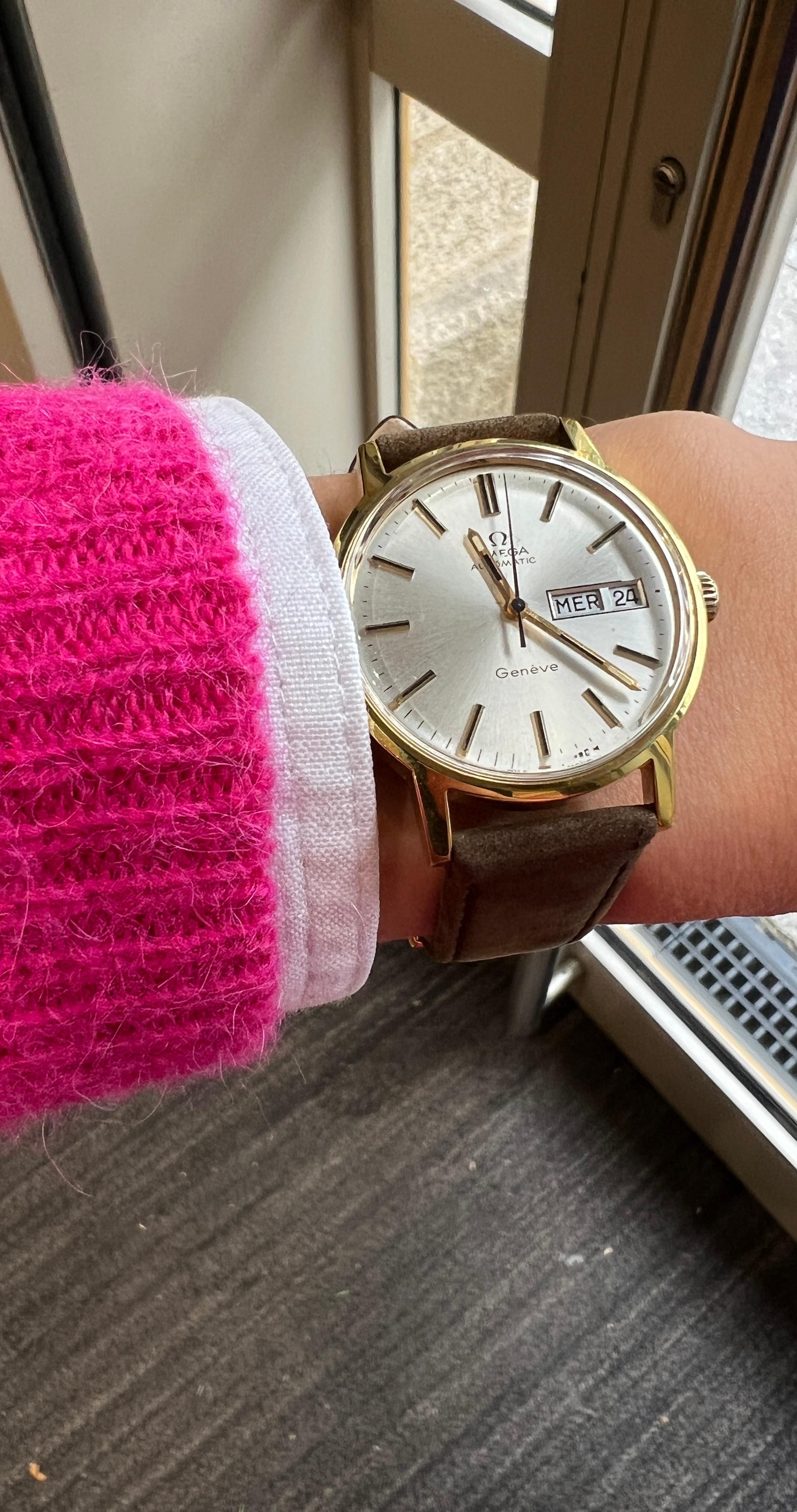 Orologio Omega Genève placcato oro con cinturino in pelle scamosciata

Scopri questo elegante orologio Omega Genève degli anni '60, un pezzo iconico del design degli orologi vintage. Caratterizzato da una cassa placcata oro dal fascino senza tempo,