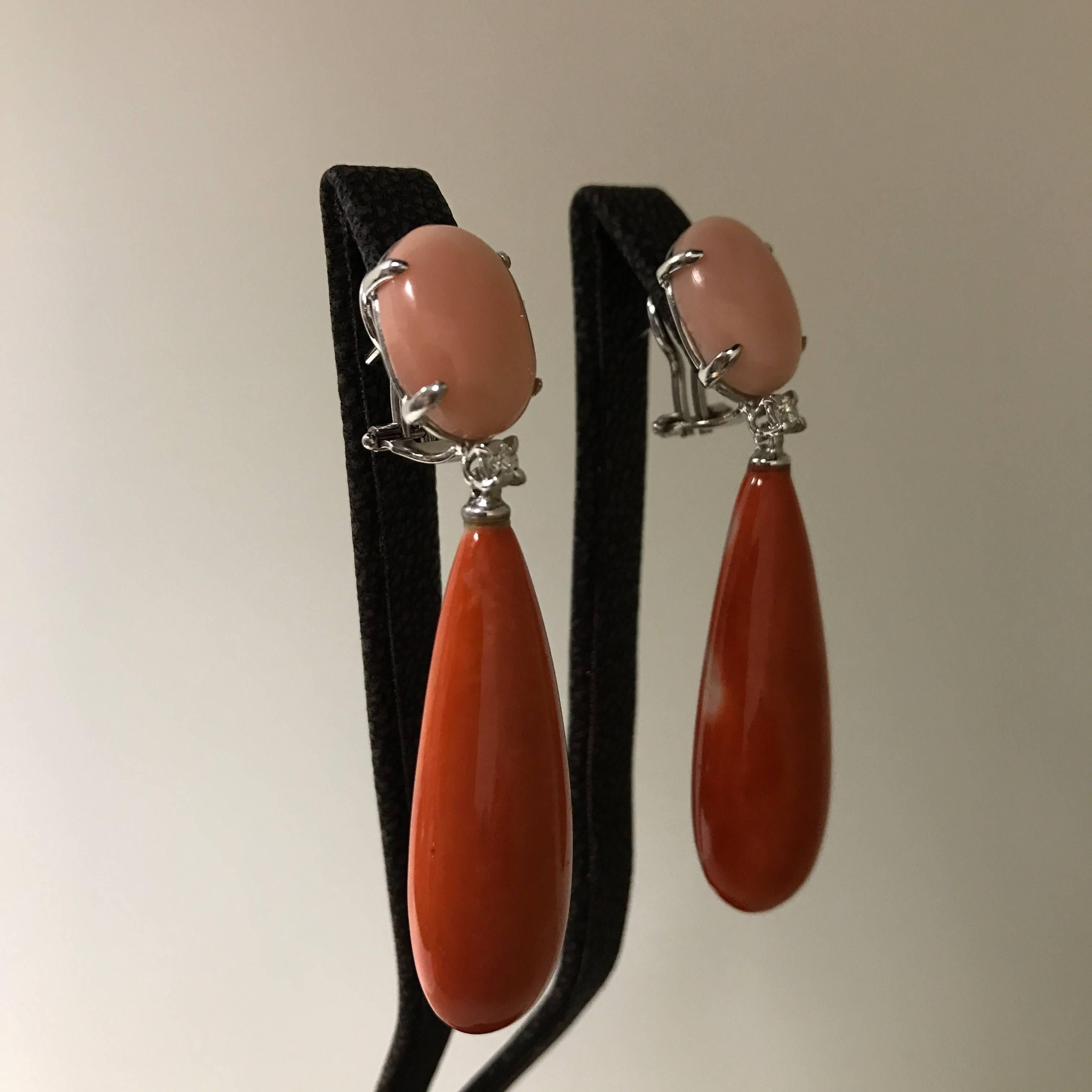 Coral Diamonds White Gold 18 Carat Articulated Earrings
Clasp with clip and/or post
White Gold 18 carat,
2 drops of red coral 
2 pastilles of peach coral 
2 diamonds 0,10 carat