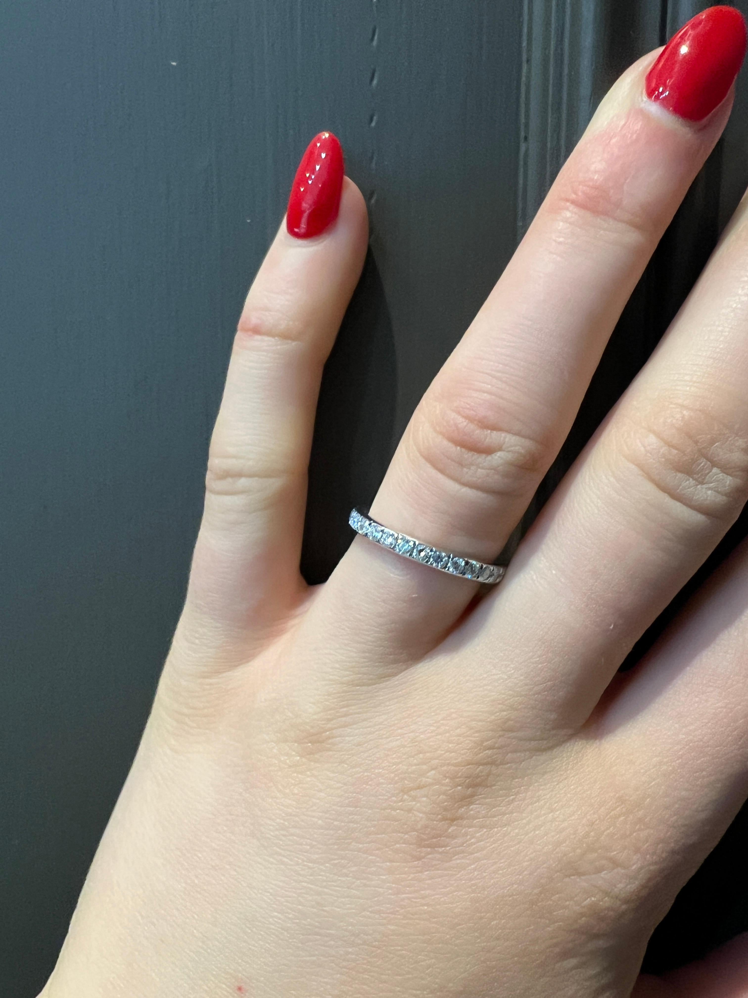 18K Weißgold Diamantring für Damen oder Herren im Angebot